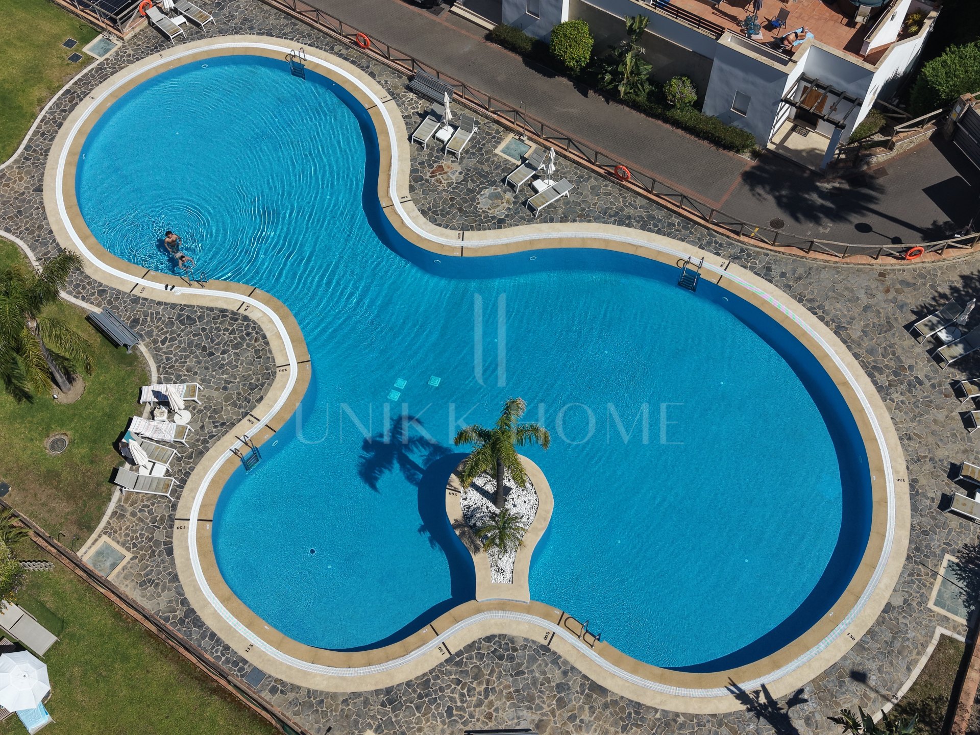 Exclusive Townhouse with panoramic sea, mountain, and golf course views, located in the highly sought-after Santa Clara Golf urbanisation.