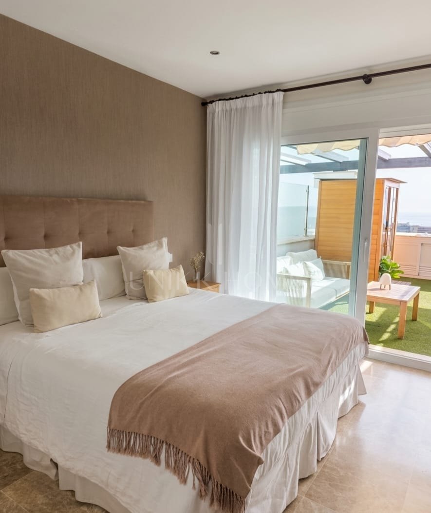 Exclusive Townhouse with panoramic sea, mountain, and golf course views, located in the highly sought-after Santa Clara Golf urbanisation.