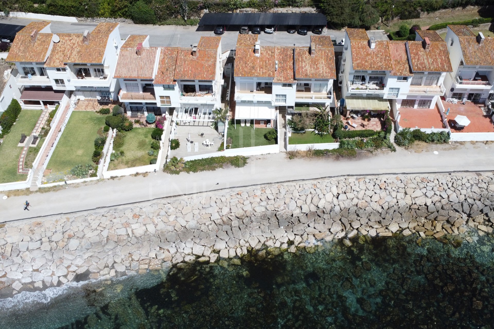 Espectacular dúplex frente al mar con piscina privada y jardines, a pocos pasos del mar.