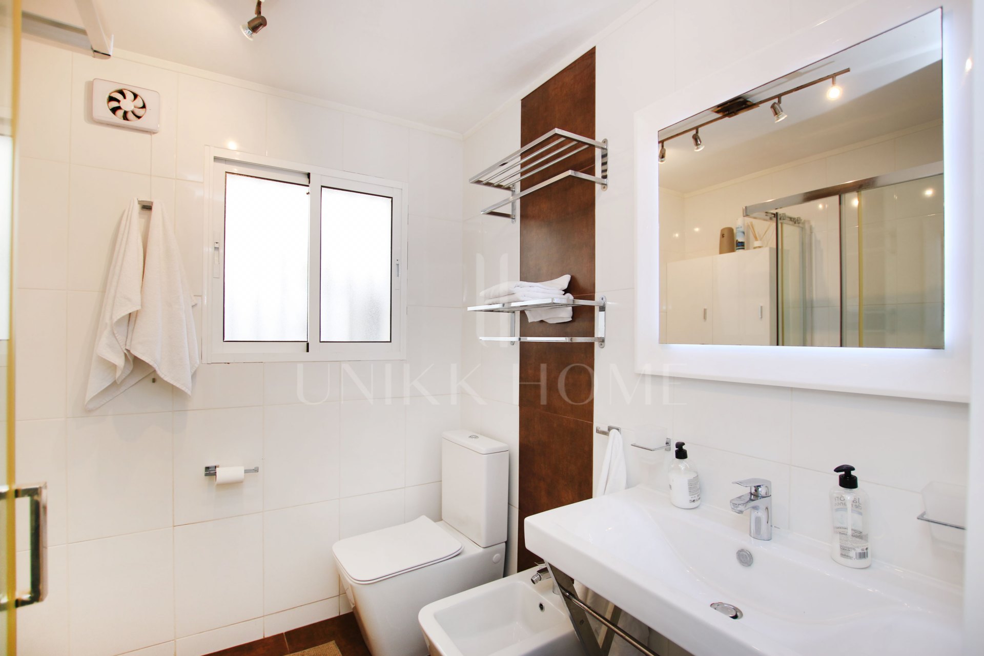 Espectacular dúplex frente al mar con piscina privada y jardines, a pocos pasos del mar.