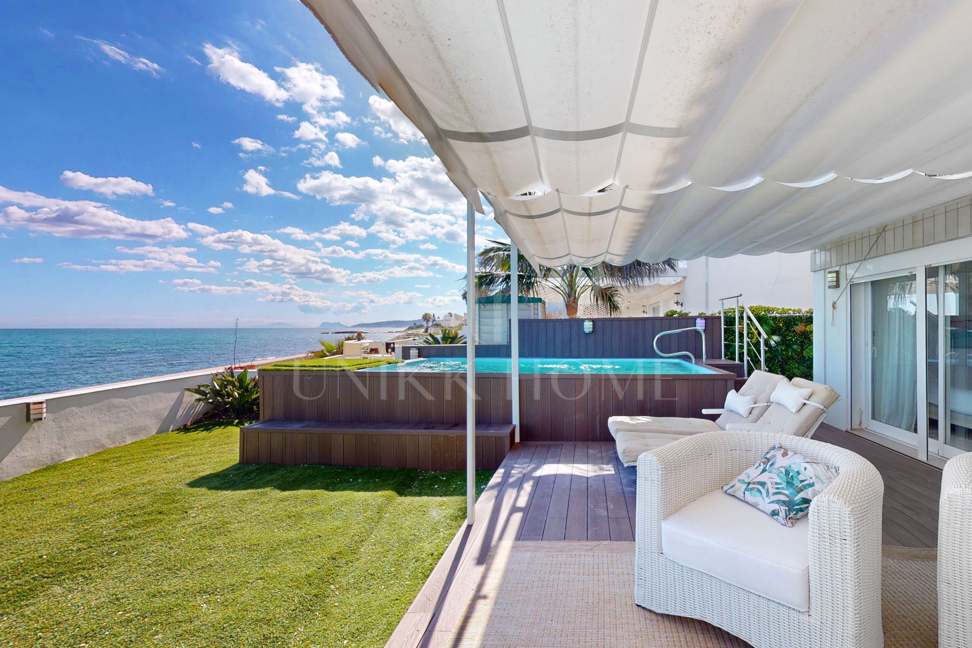 Espectacular dúplex frente al mar con piscina privada y jardines, a pocos pasos del mar.