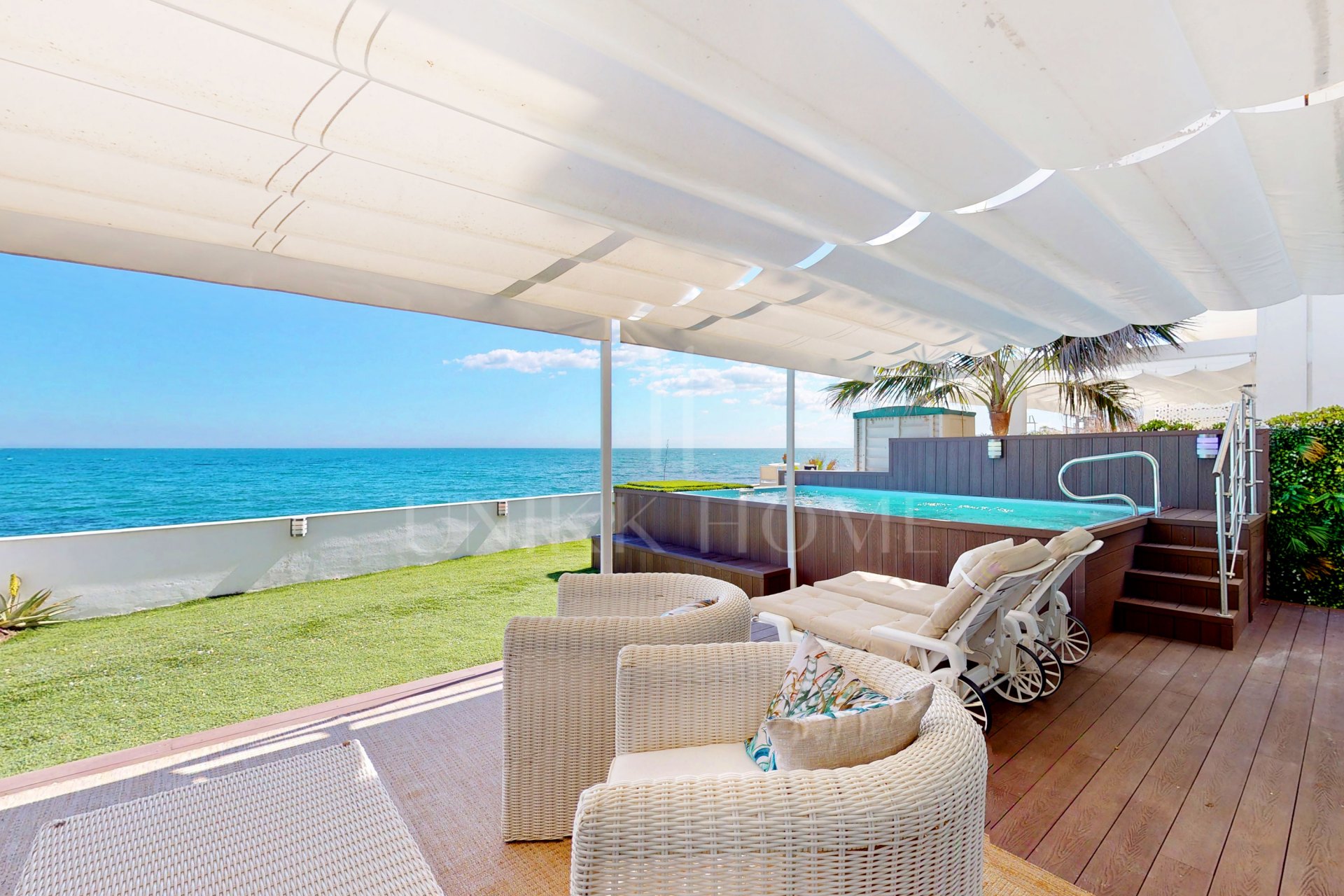 Espectacular dúplex frente al mar con piscina privada y jardines, a pocos pasos del mar.