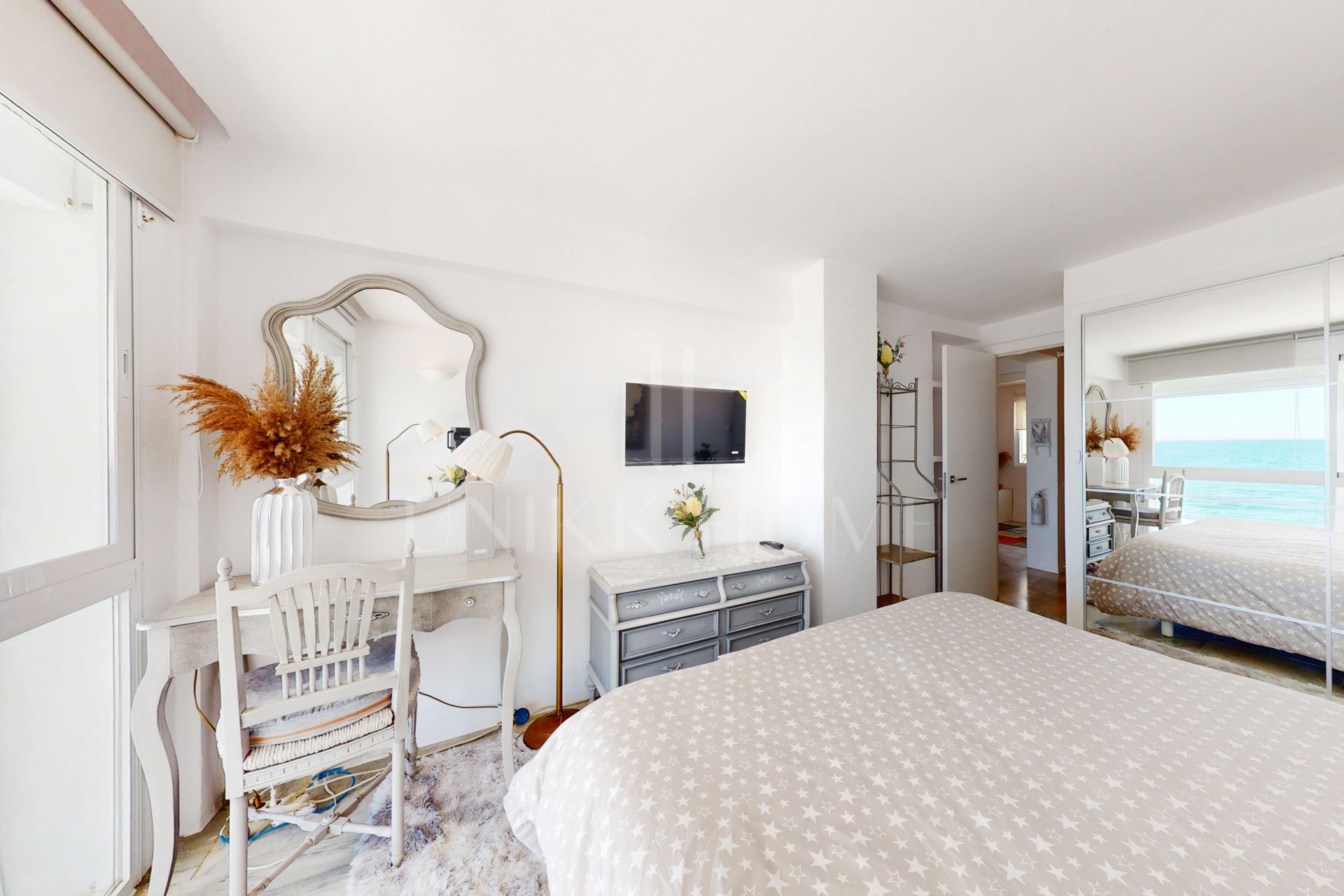 Espectacular dúplex frente al mar con piscina privada y jardines, a pocos pasos del mar.