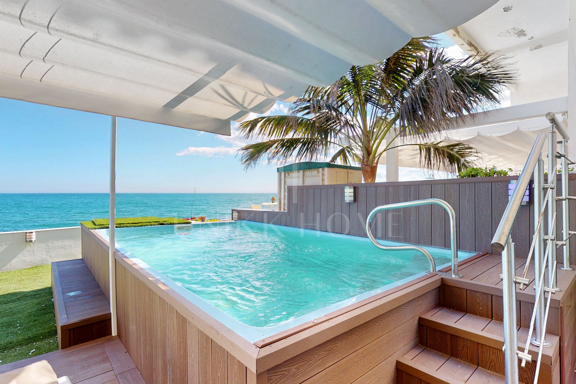 Espectacular dúplex frente al mar con piscina privada y jardines, a pocos pasos del mar.