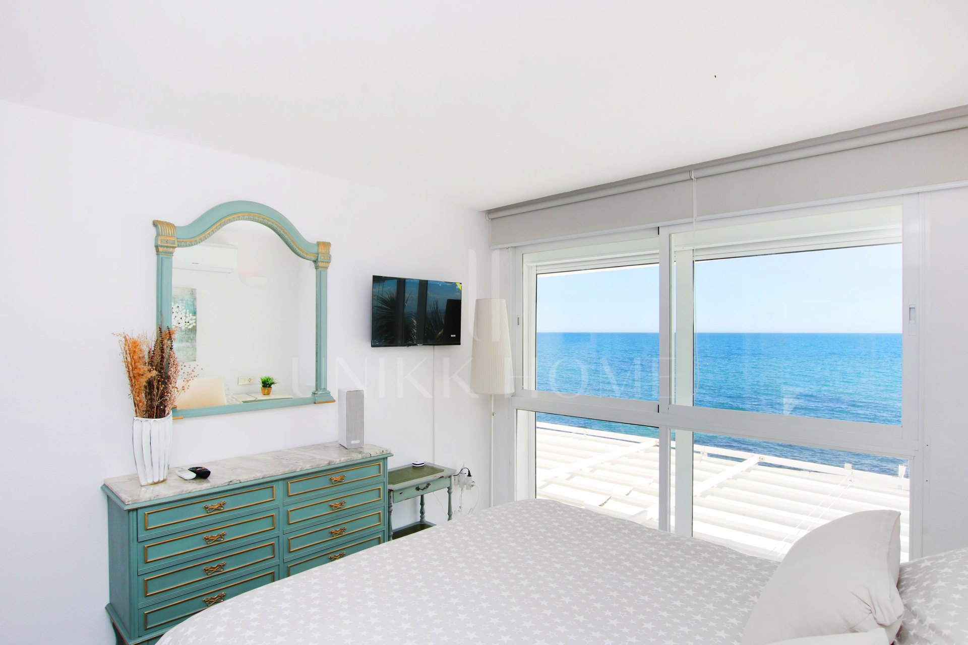 Espectacular dúplex frente al mar con piscina privada y jardines, a pocos pasos del mar.