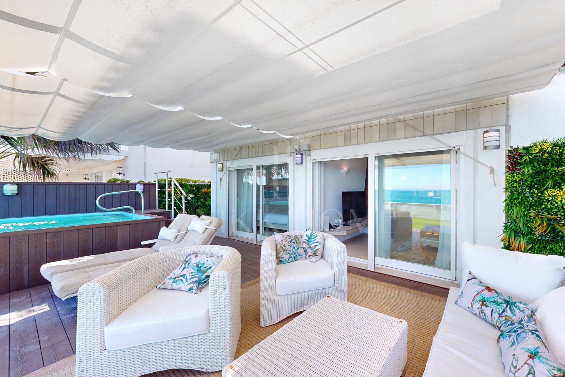 Espectacular dúplex frente al mar con piscina privada y jardines, a pocos pasos del mar.