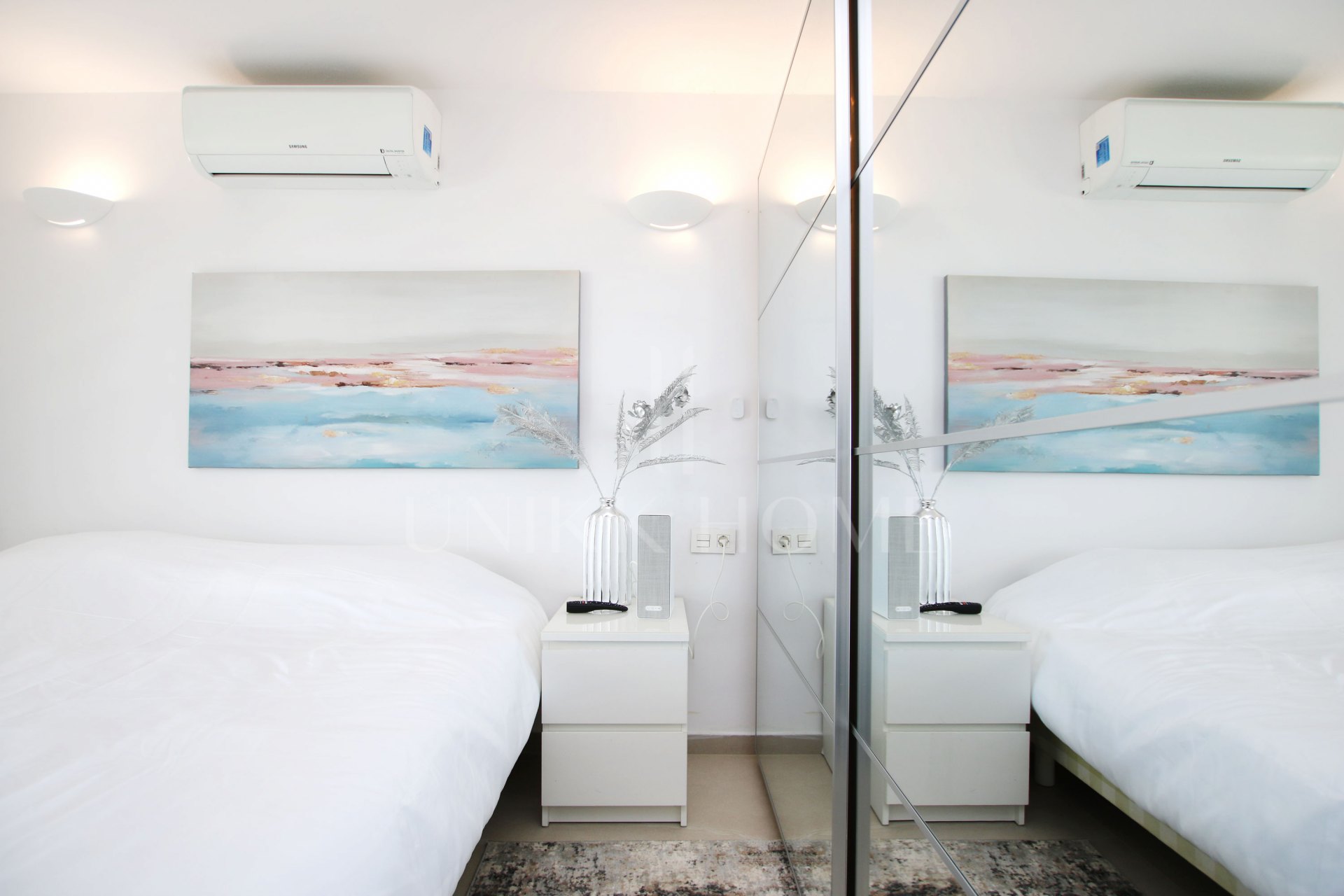 Espectacular dúplex frente al mar con piscina privada y jardines, a pocos pasos del mar.