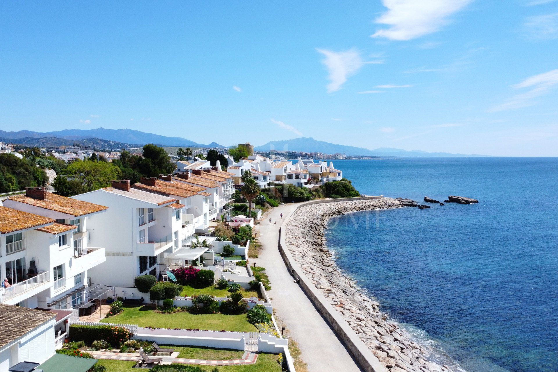 Espectacular dúplex frente al mar con piscina privada y jardines, a pocos pasos del mar.