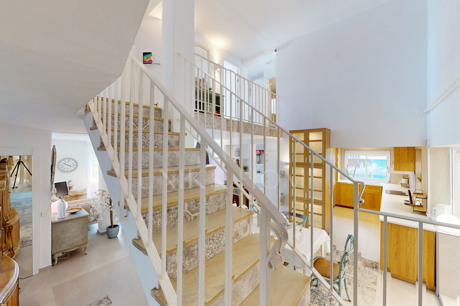 Espectacular dúplex frente al mar con piscina privada y jardines, a pocos pasos del mar.