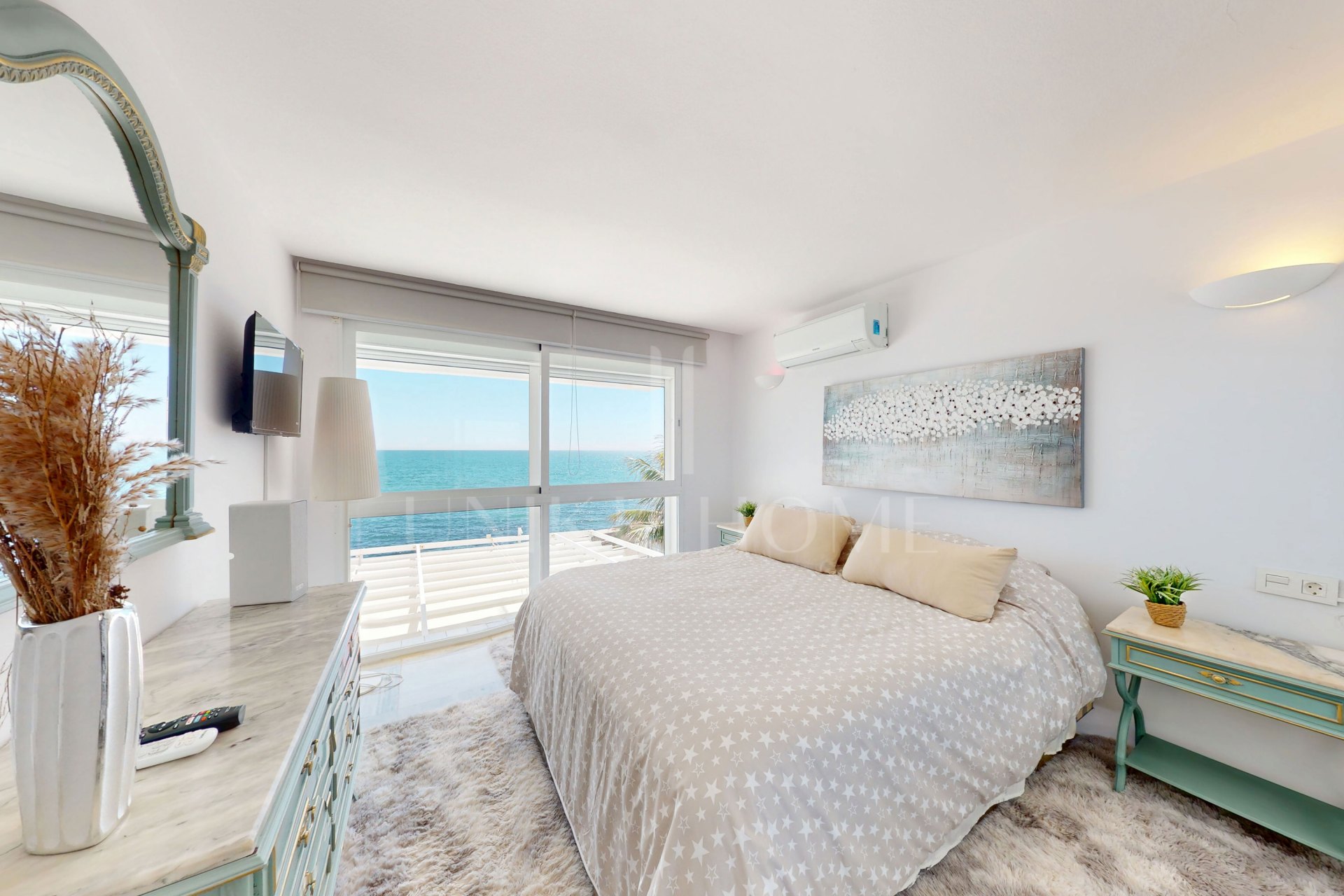 Espectacular dúplex frente al mar con piscina privada y jardines, a pocos pasos del mar.