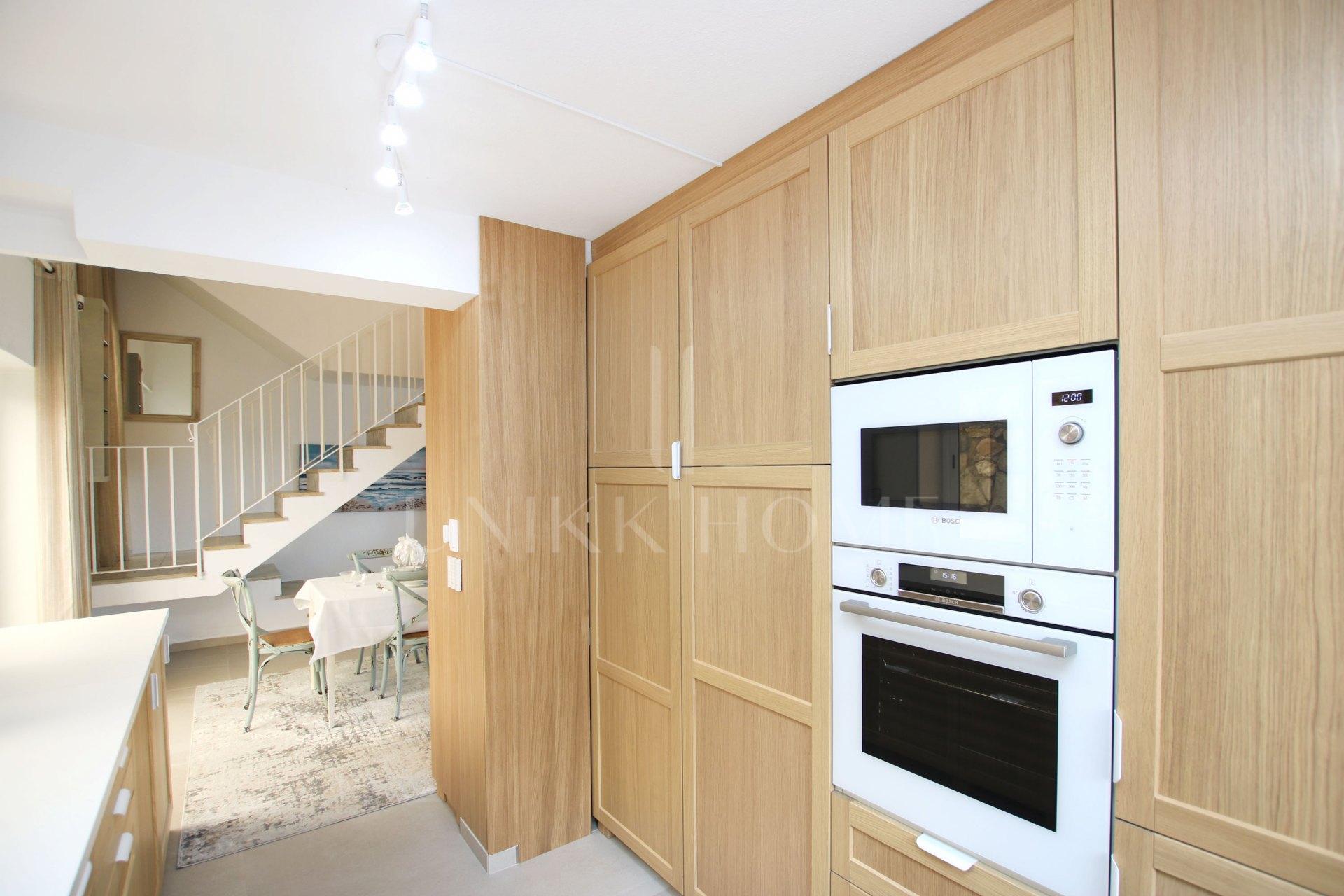 Espectacular dúplex frente al mar con piscina privada y jardines, a pocos pasos del mar.