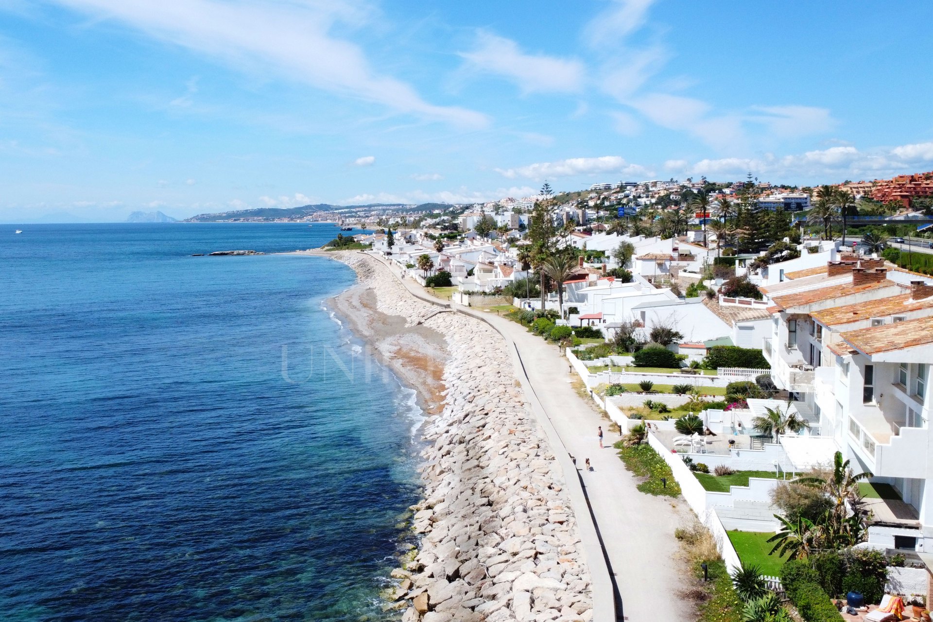 Espectacular dúplex frente al mar con piscina privada y jardines, a pocos pasos del mar.