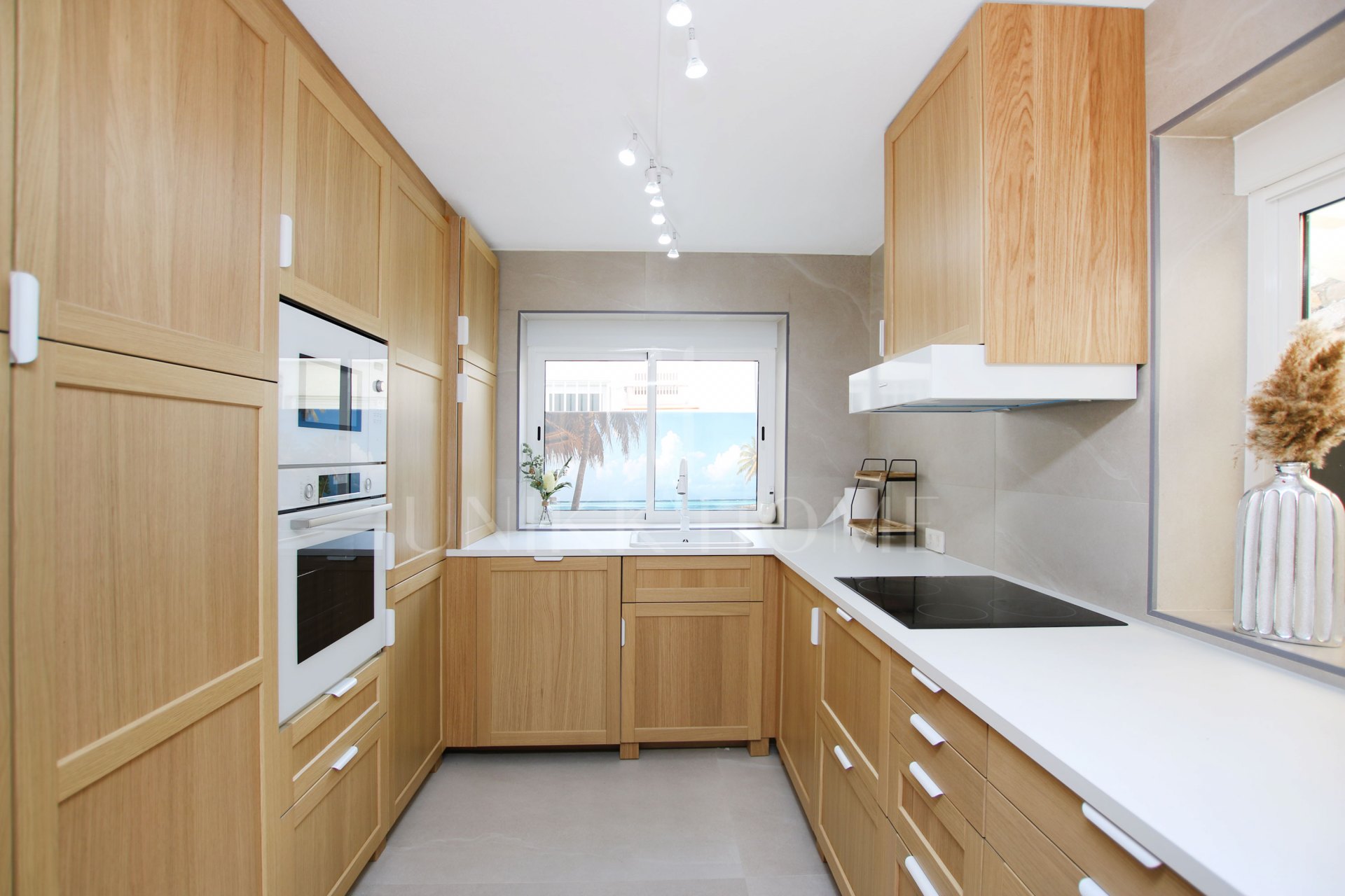 Espectacular dúplex frente al mar con piscina privada y jardines, a pocos pasos del mar.