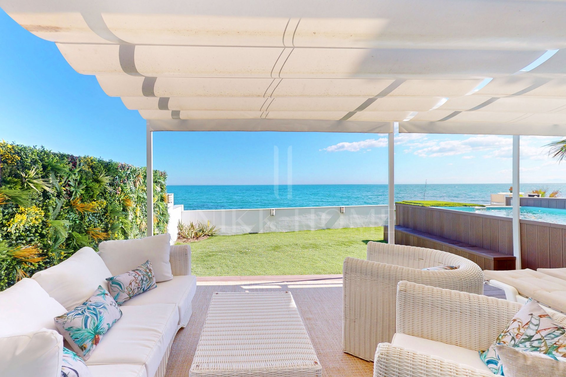 Espectacular dúplex frente al mar con piscina privada y jardines, a pocos pasos del mar.