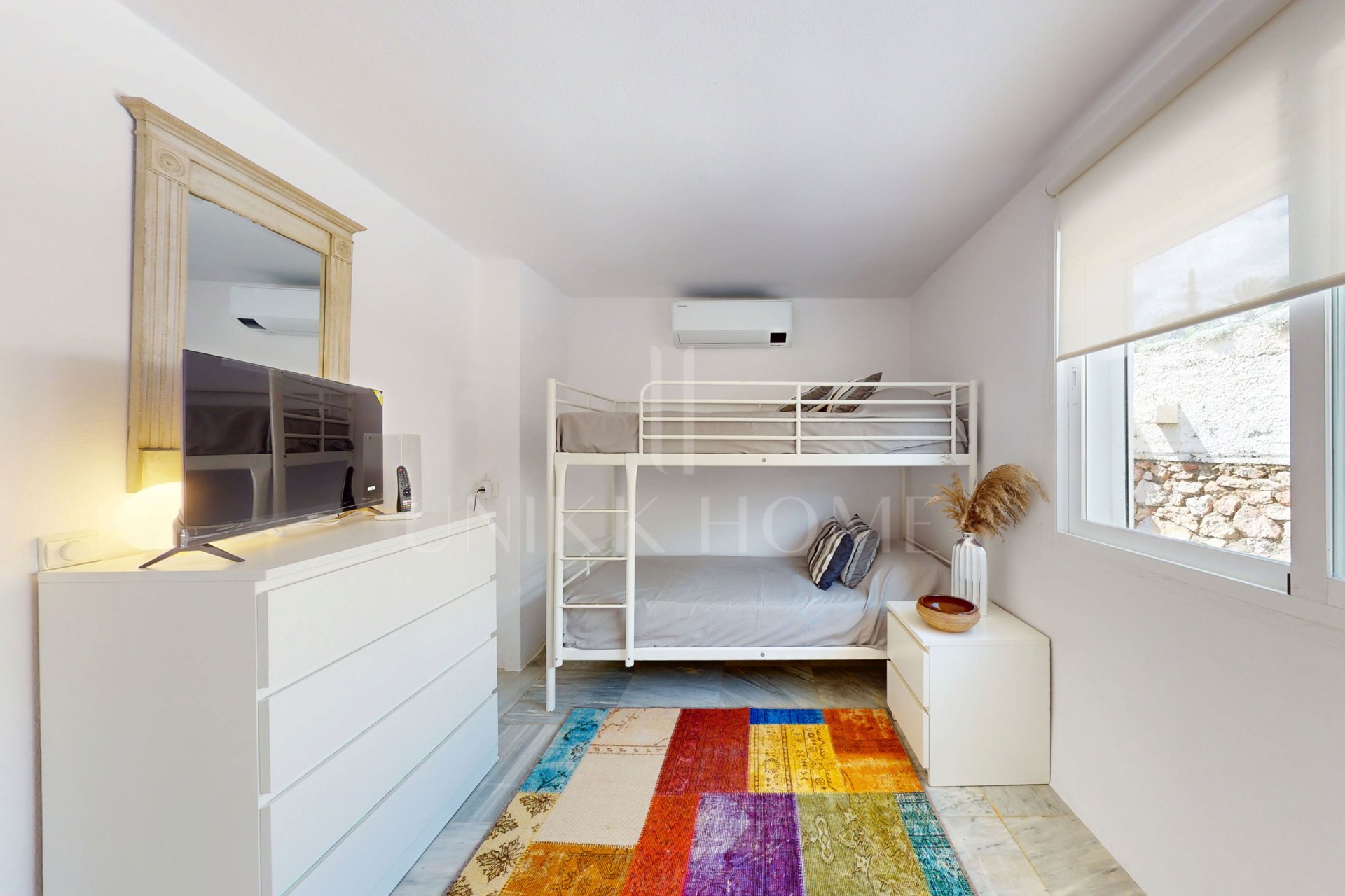 Espectacular dúplex frente al mar con piscina privada y jardines, a pocos pasos del mar.