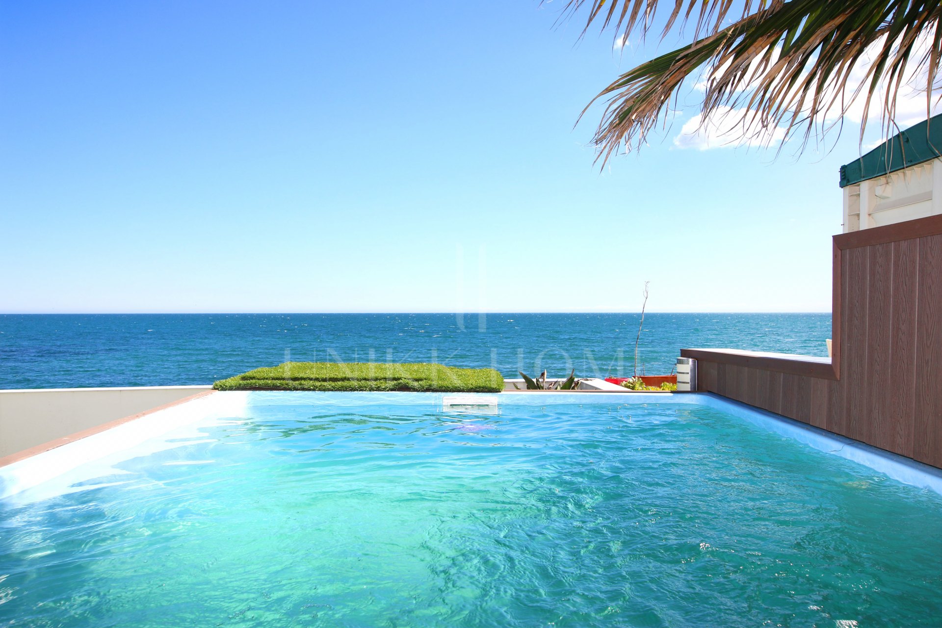 Espectacular dúplex frente al mar con piscina privada y jardines, a pocos pasos del mar.