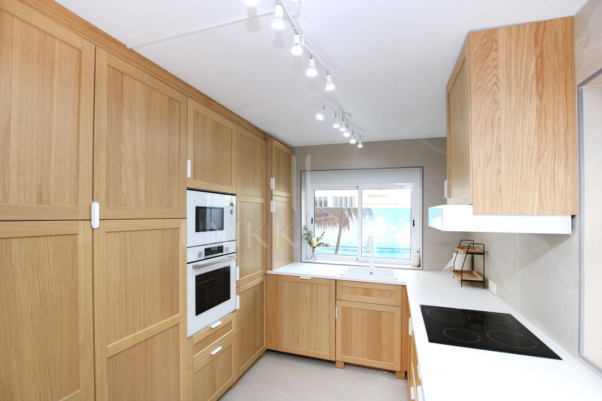 Espectacular dúplex frente al mar con piscina privada y jardines, a pocos pasos del mar.