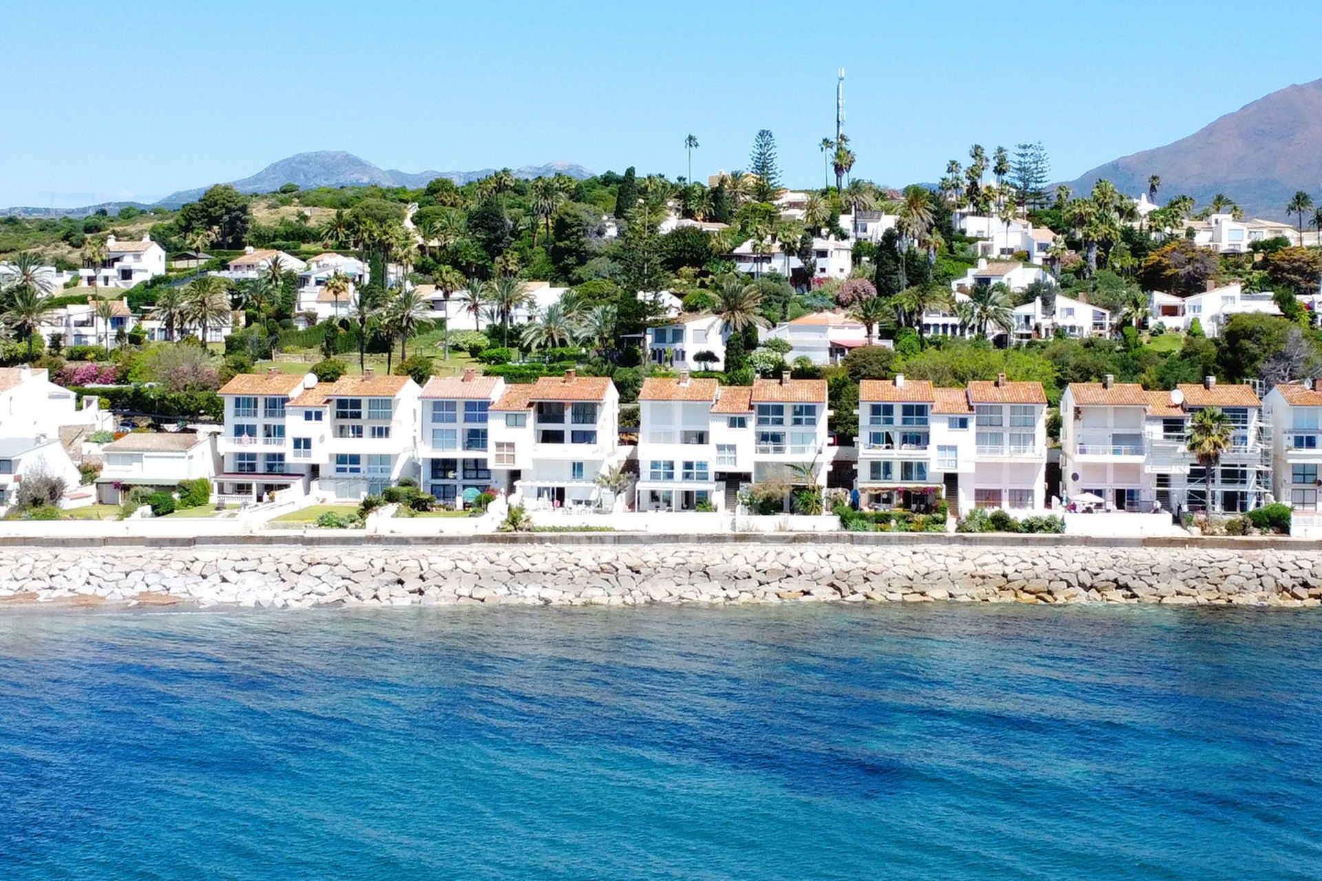 Espectacular dúplex frente al mar con piscina privada y jardines, a pocos pasos del mar.
