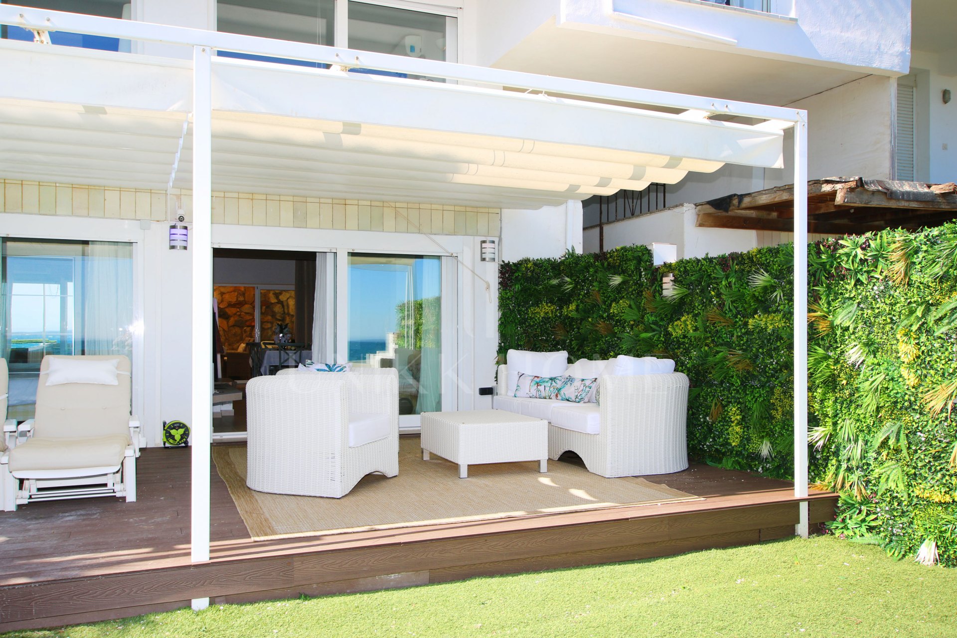 Espectacular dúplex frente al mar con piscina privada y jardines, a pocos pasos del mar.