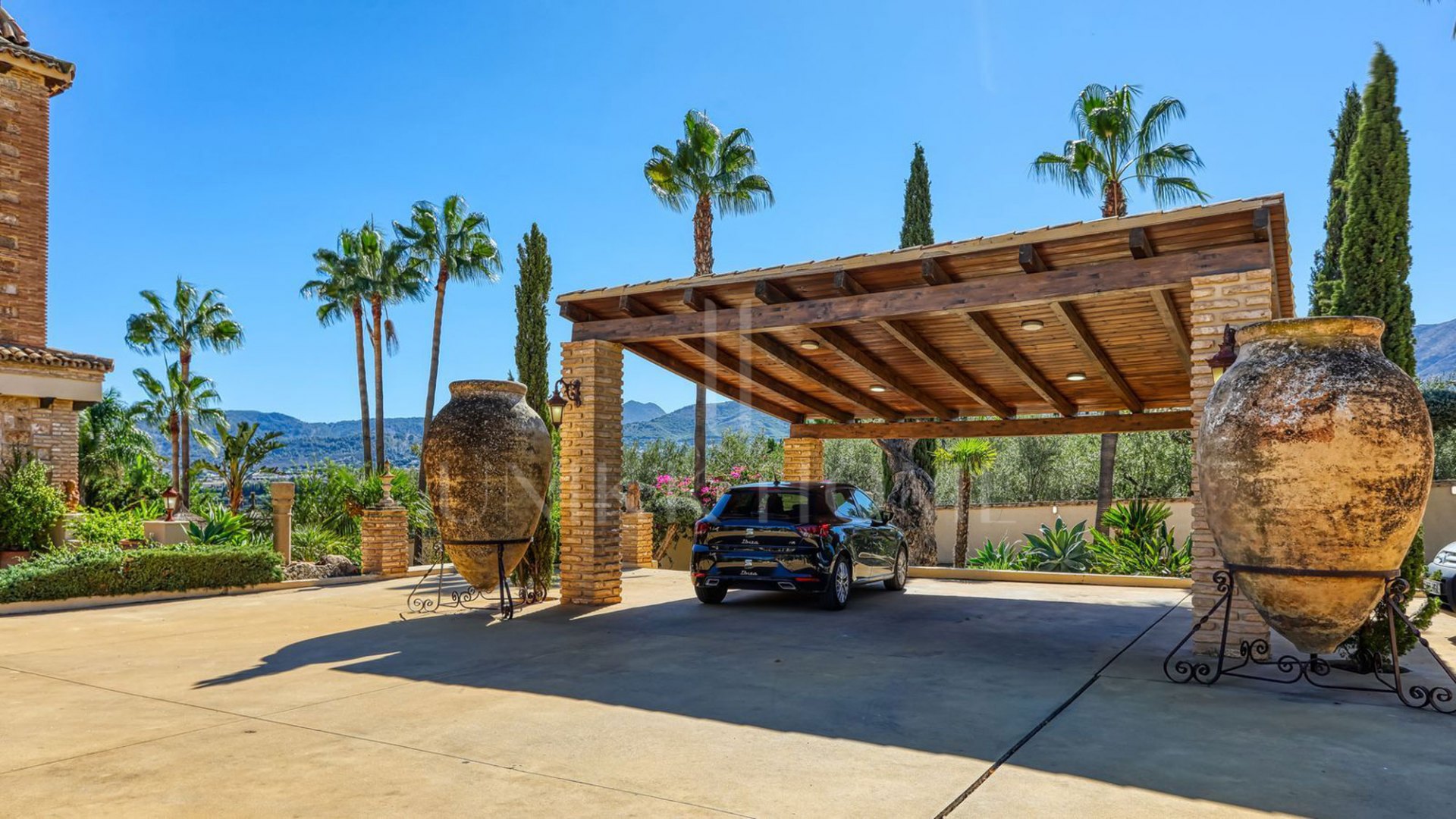 **Exceptional Rustic Estate with Horse Stable**