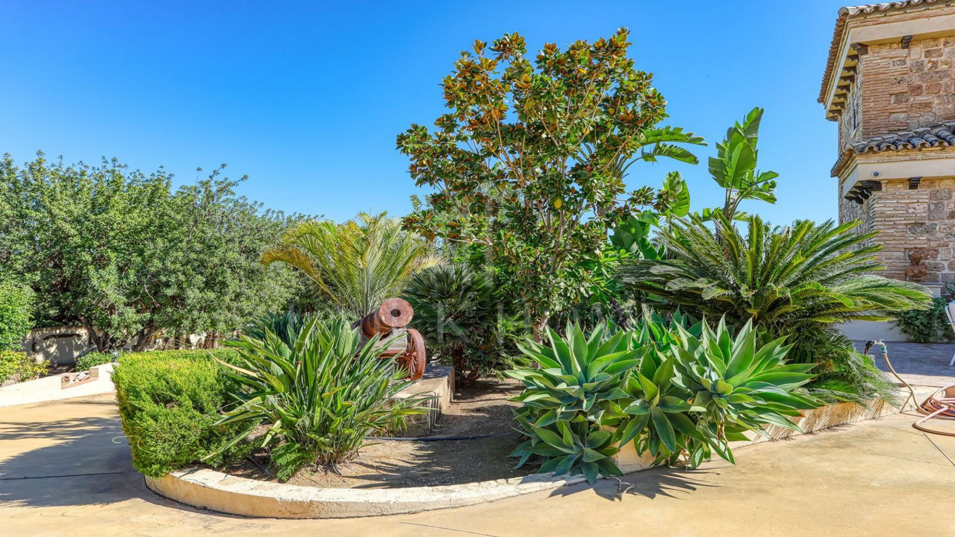 **Exceptional Rustic Estate with Horse Stable**