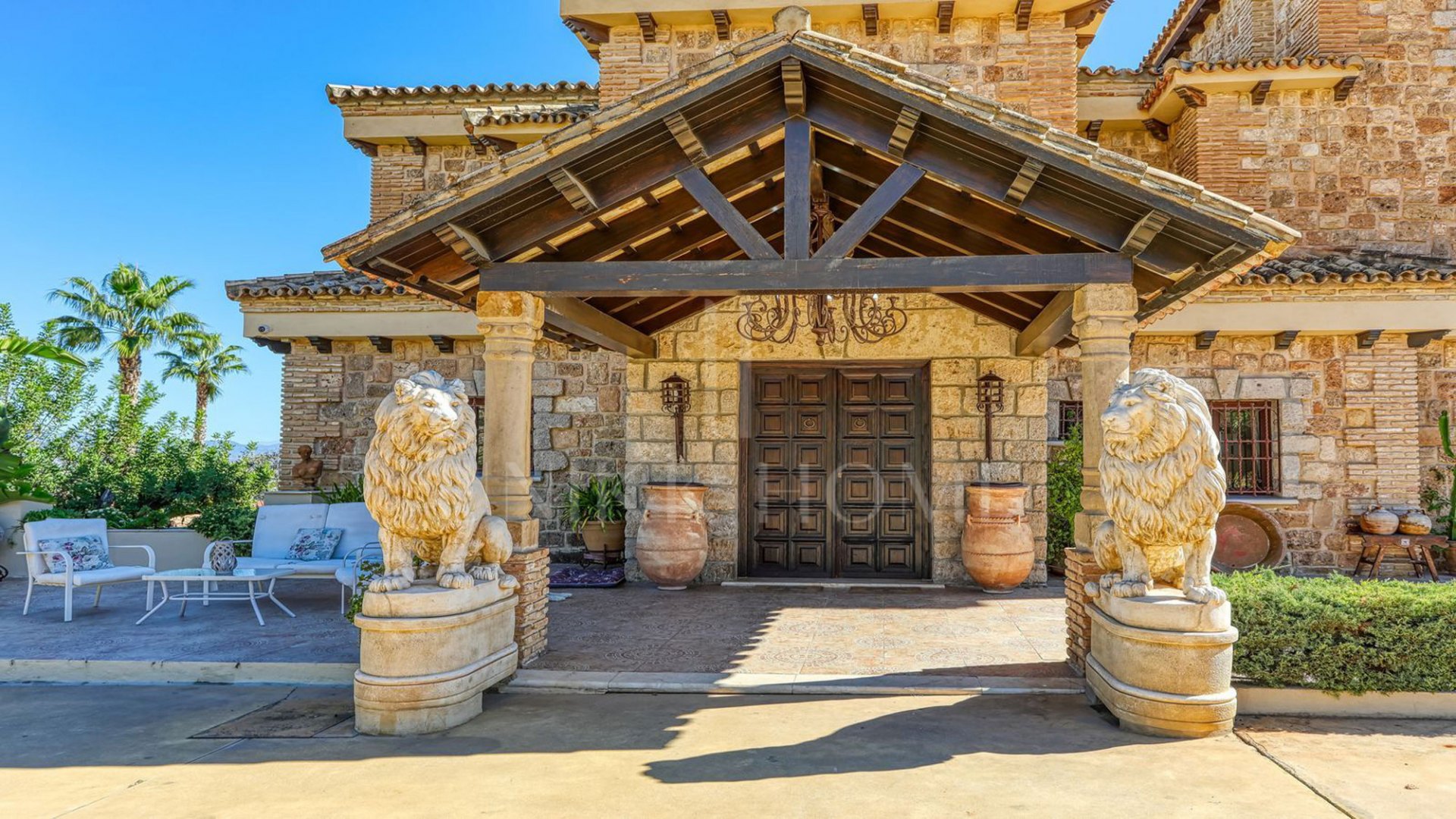 **Exceptional Rustic Estate with Horse Stable**