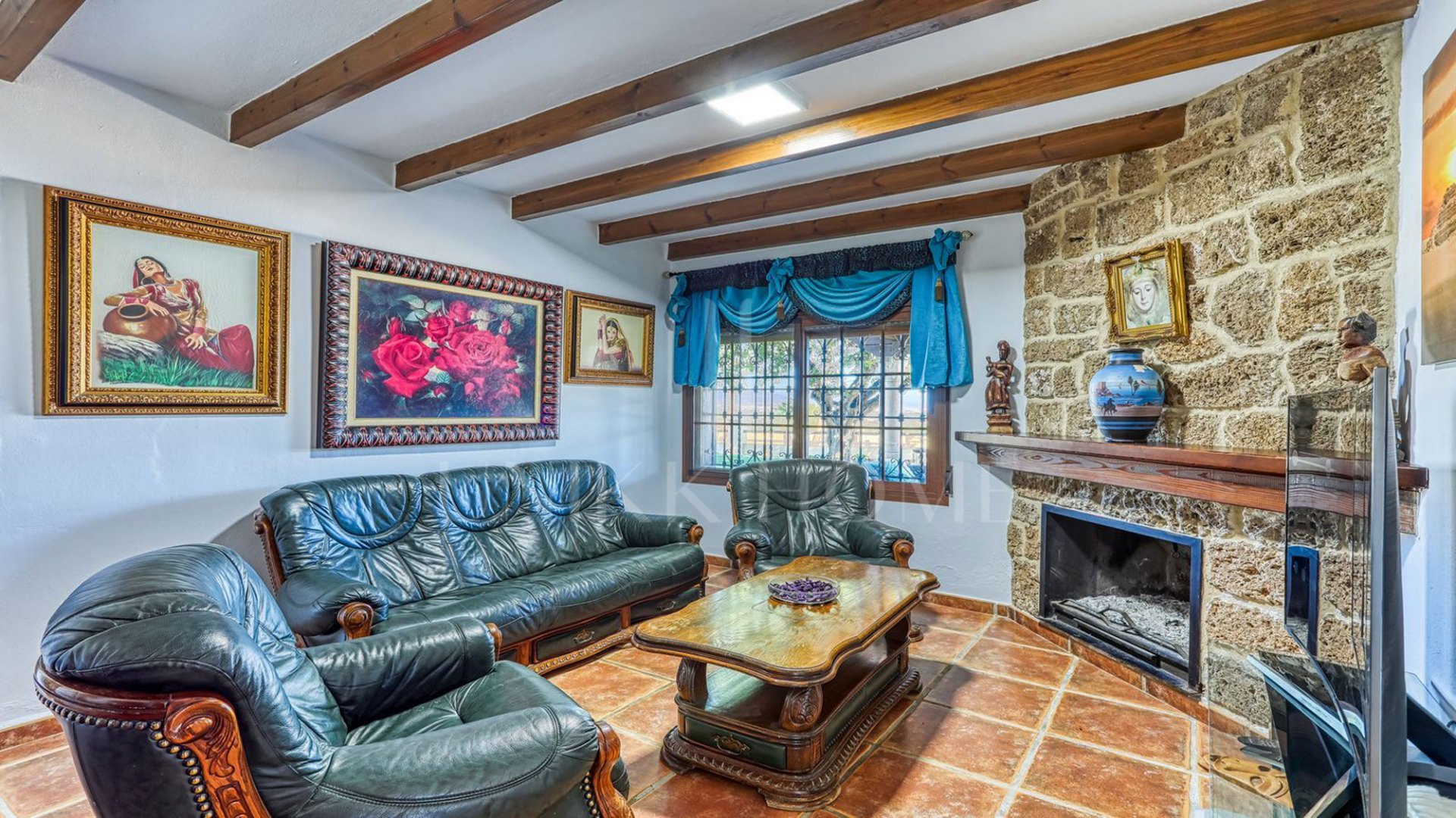 **Exceptional Rustic Estate with Horse Stable**