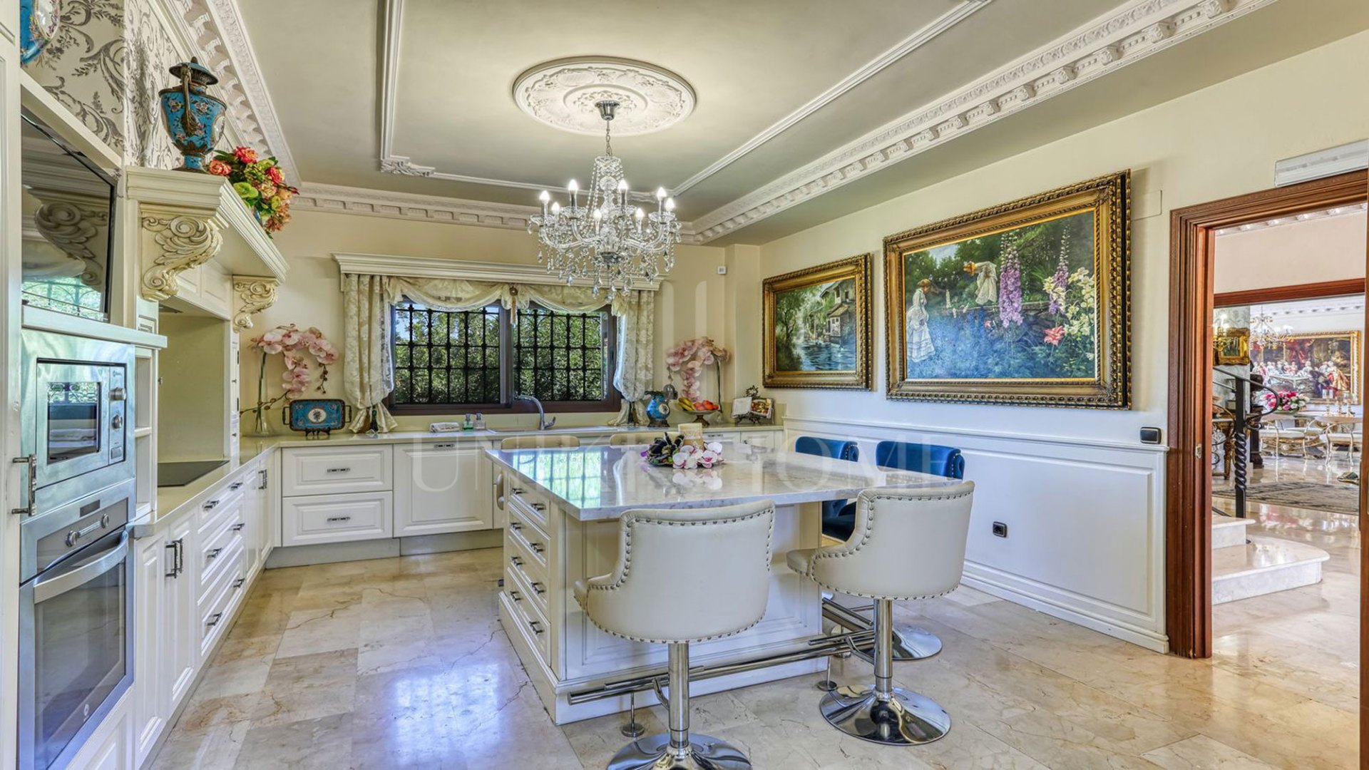 **Exceptional Rustic Estate with Horse Stable**