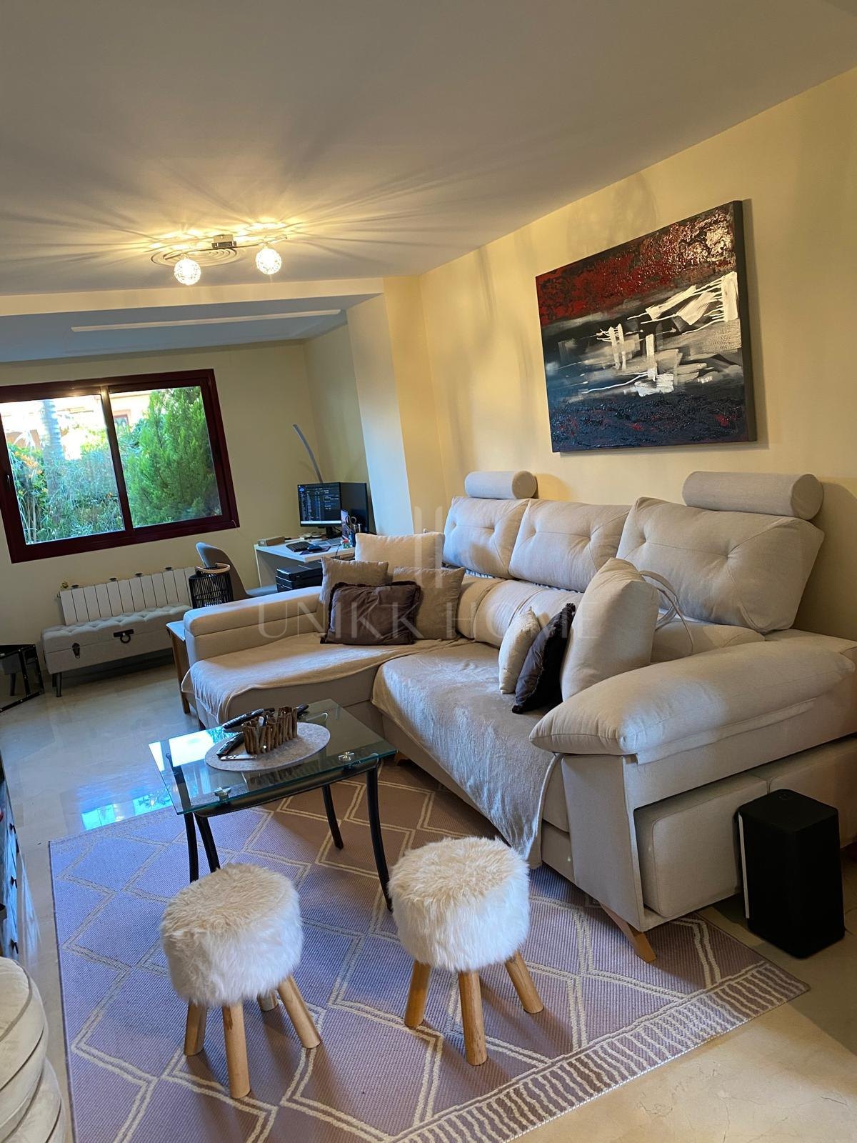 Discover this impressive townhouse in private urbanisation Coín