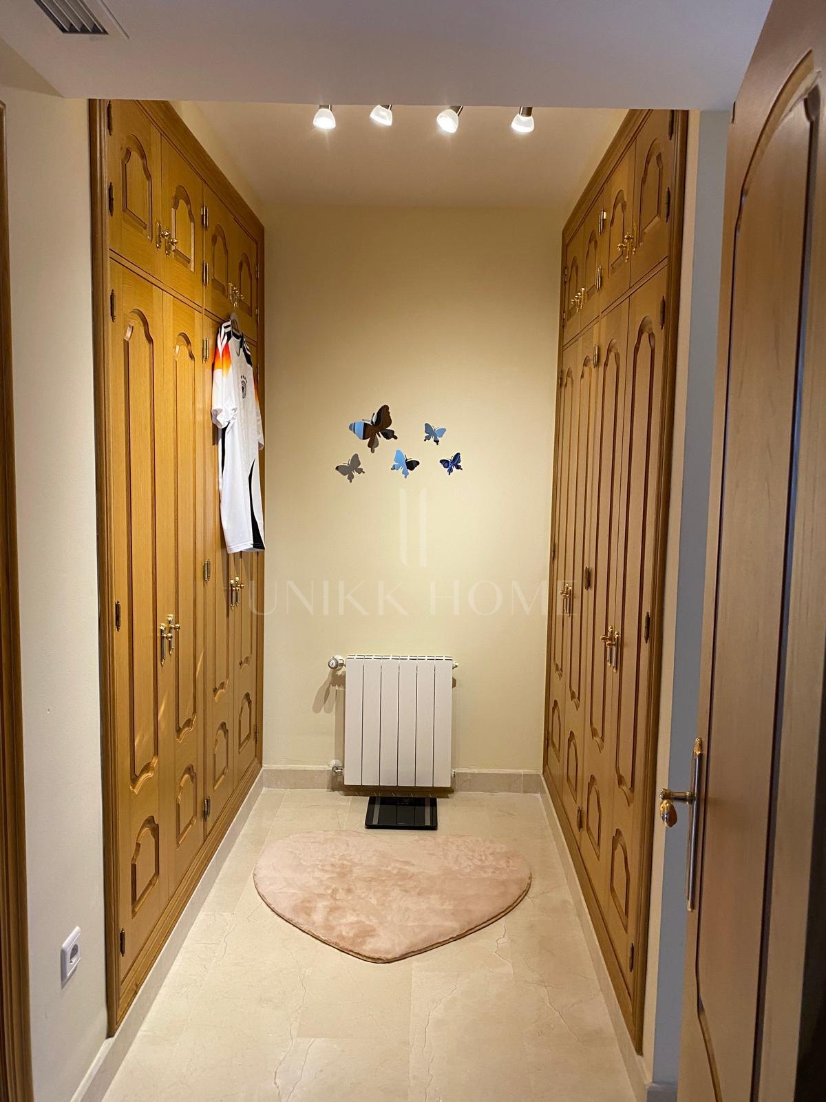 Discover this impressive townhouse in private urbanisation Coín