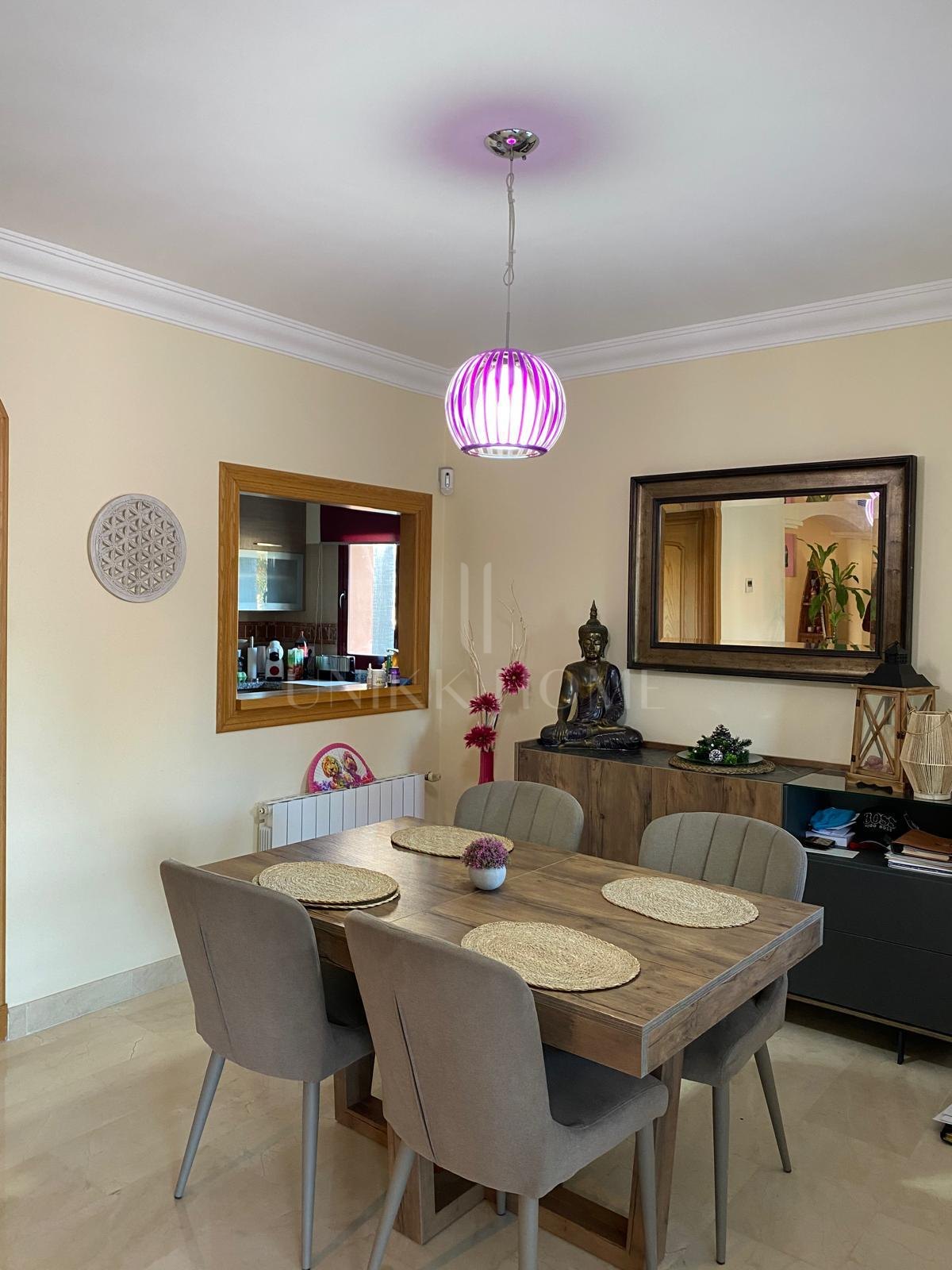 Discover this impressive townhouse in private urbanisation Coín