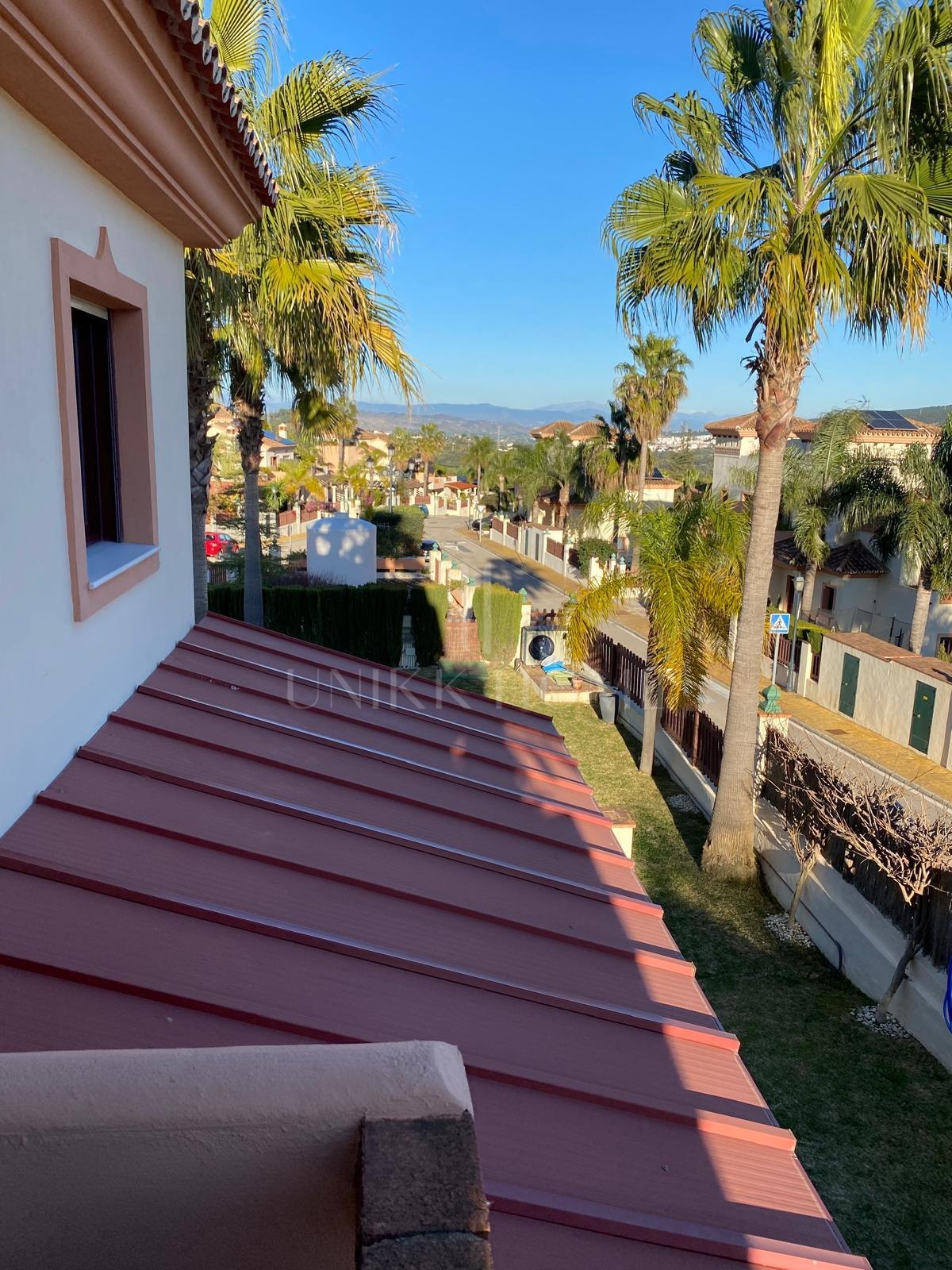 Discover this impressive townhouse in private urbanisation Coín