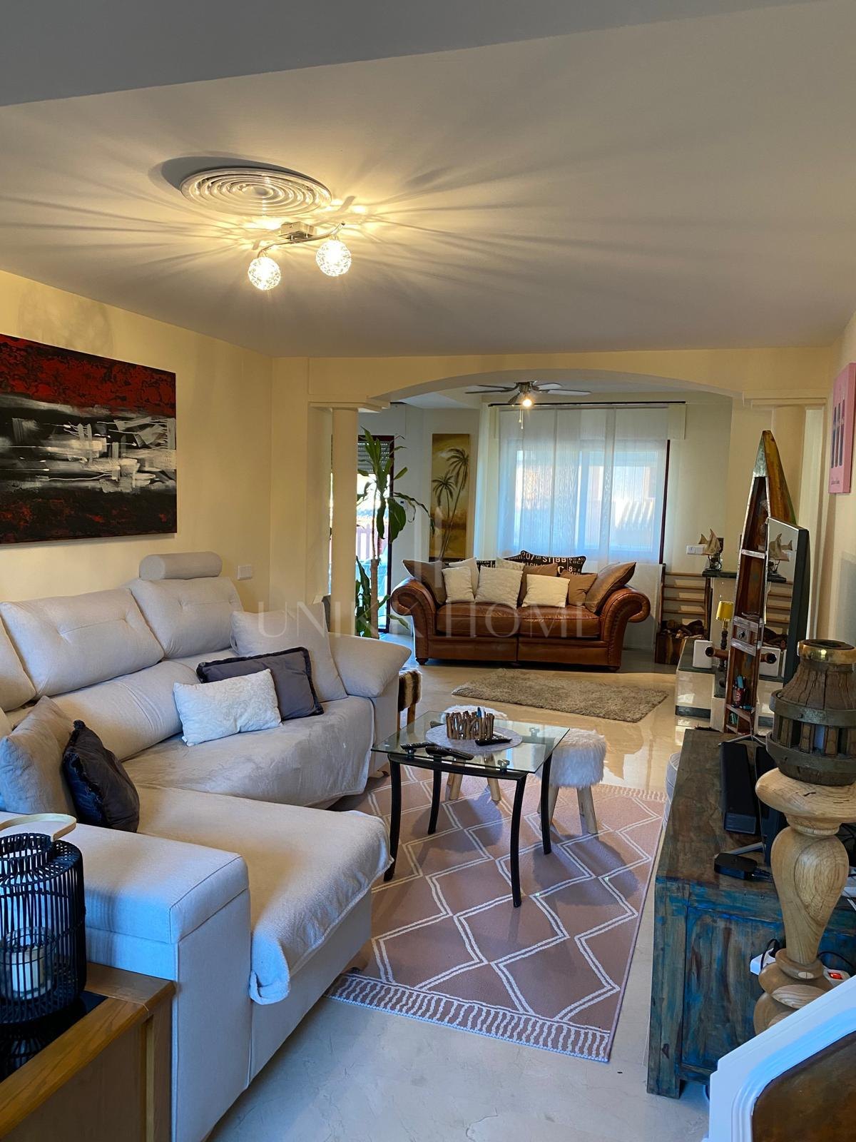 Discover this impressive townhouse in private urbanisation Coín