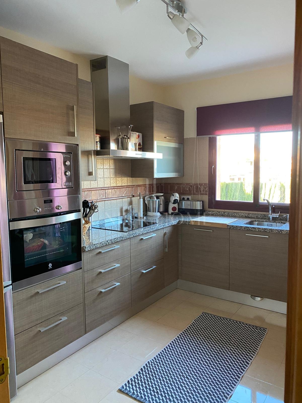 Discover this impressive townhouse in private urbanisation Coín