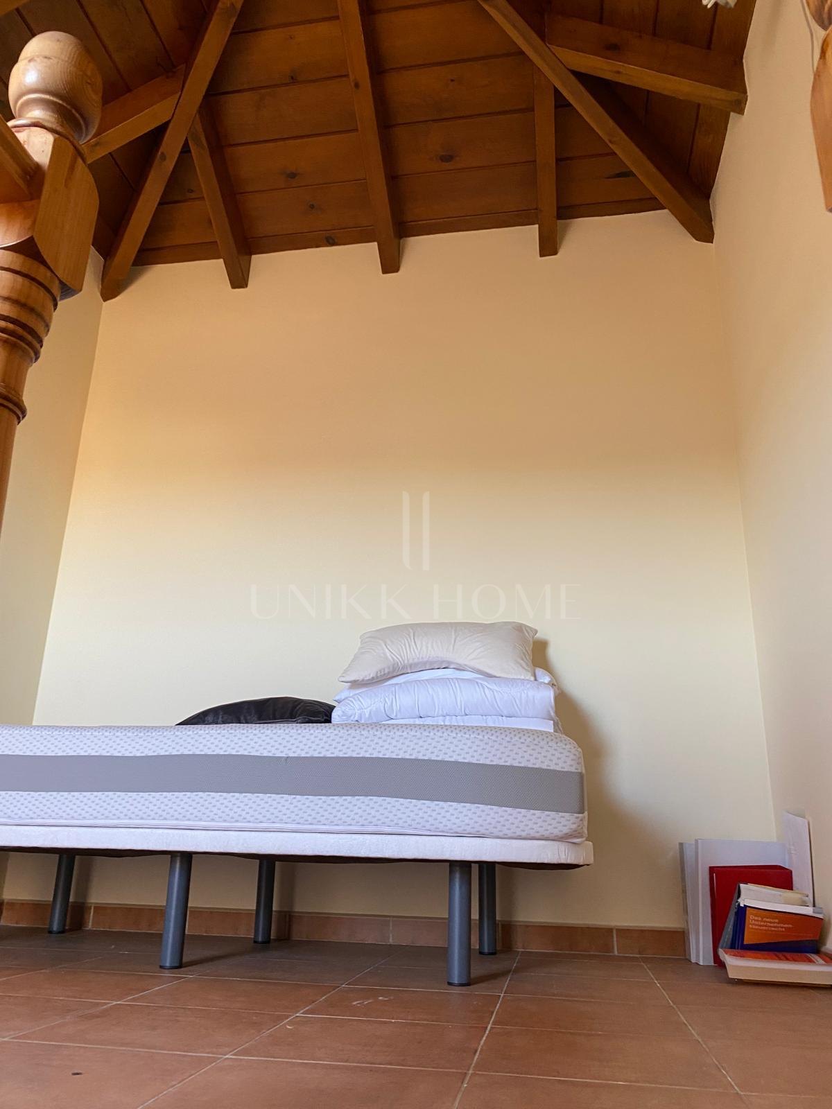 Discover this impressive townhouse in private urbanisation Coín