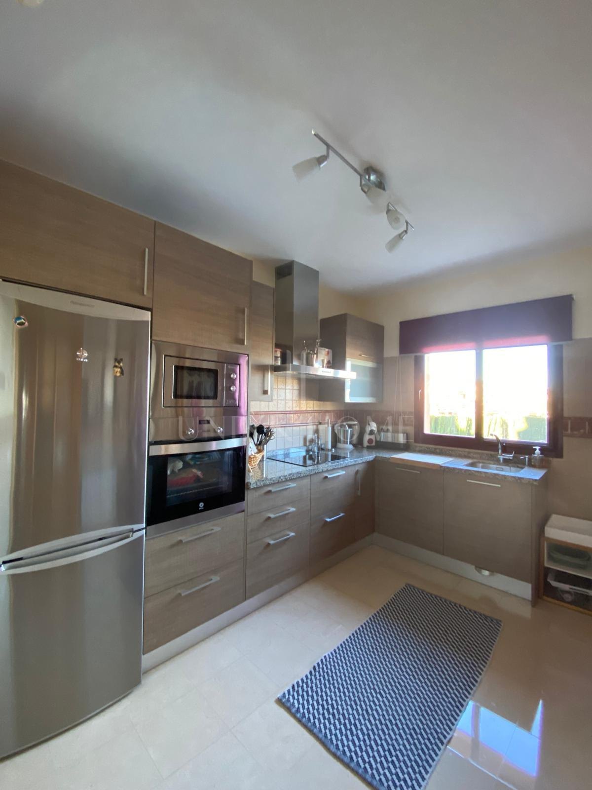 Discover this impressive townhouse in private urbanisation Coín