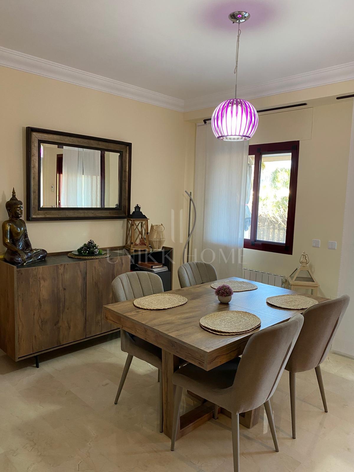 Discover this impressive townhouse in private urbanisation Coín