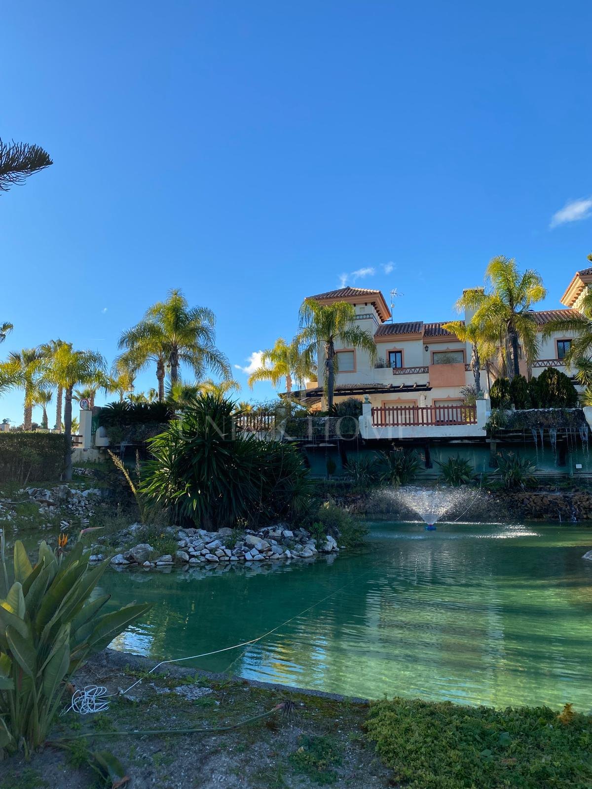 Discover this impressive townhouse in private urbanisation Coín