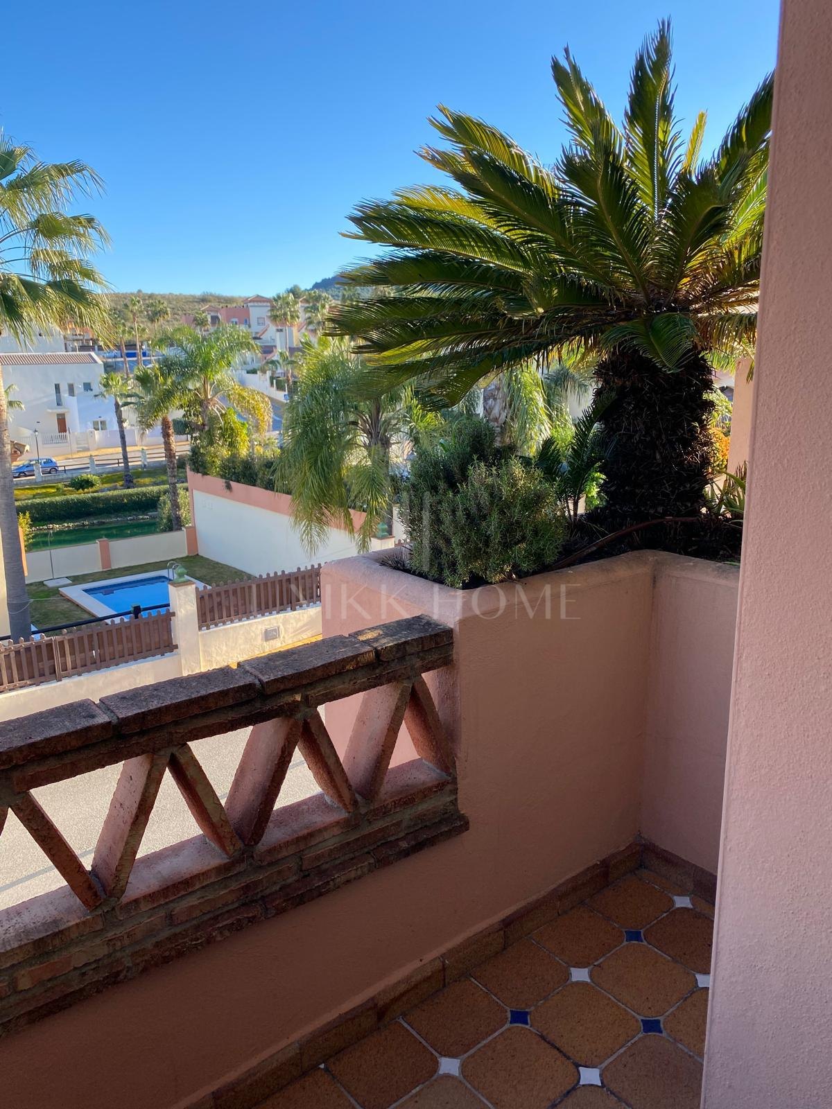 Discover this impressive townhouse in private urbanisation Coín