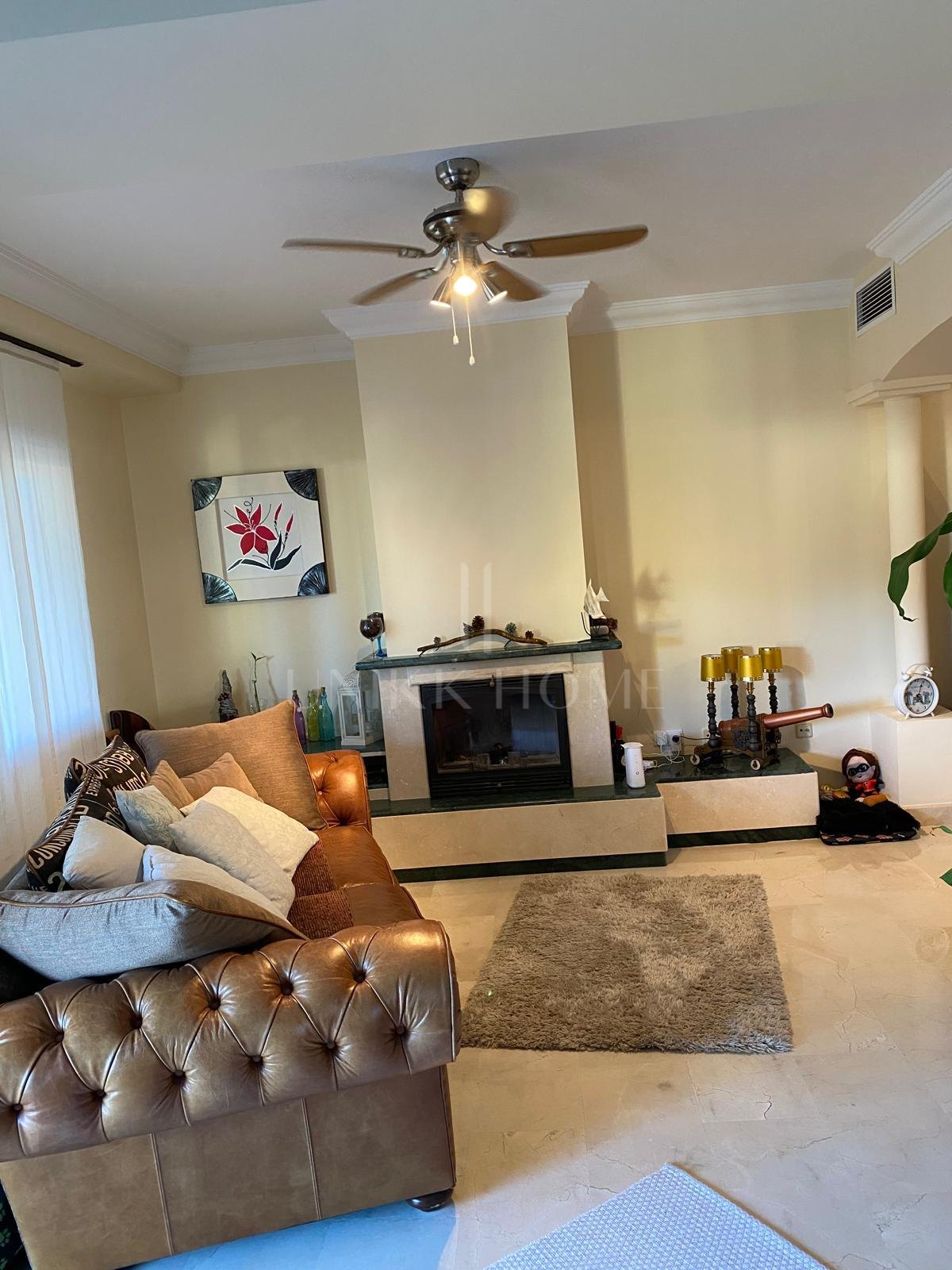 Discover this impressive townhouse in private urbanisation Coín