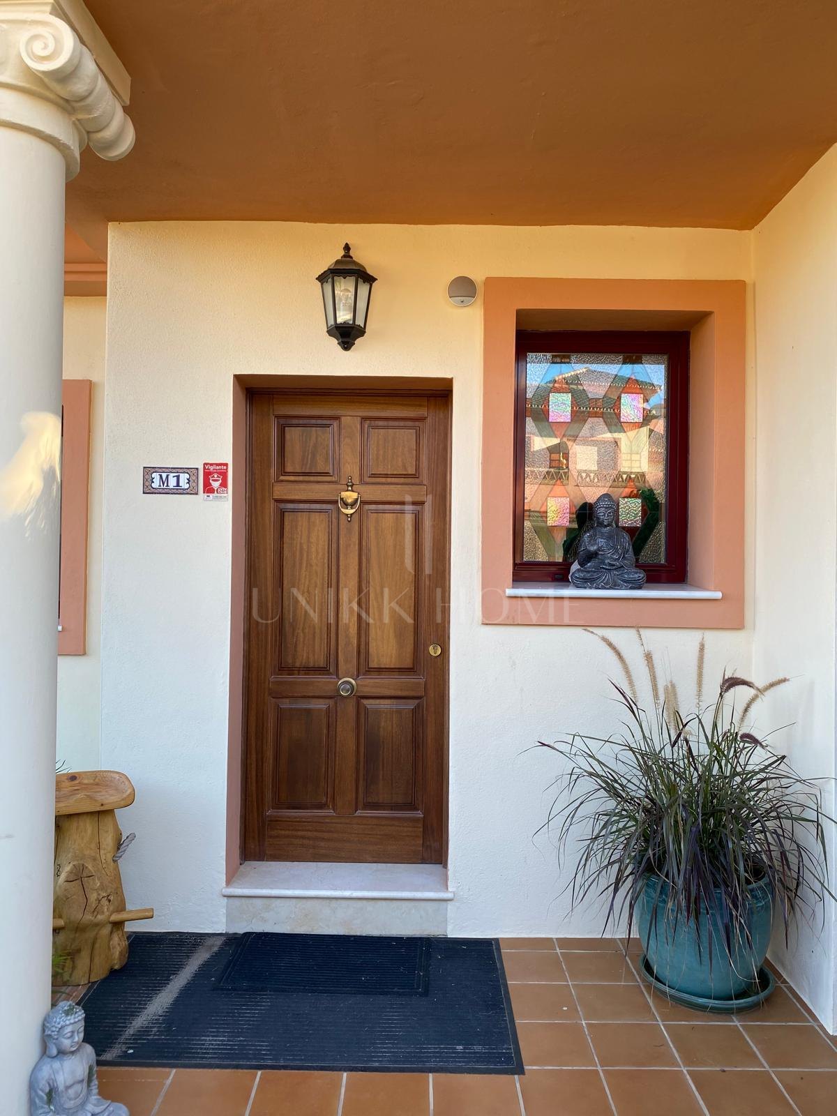 Discover this impressive townhouse in private urbanisation Coín