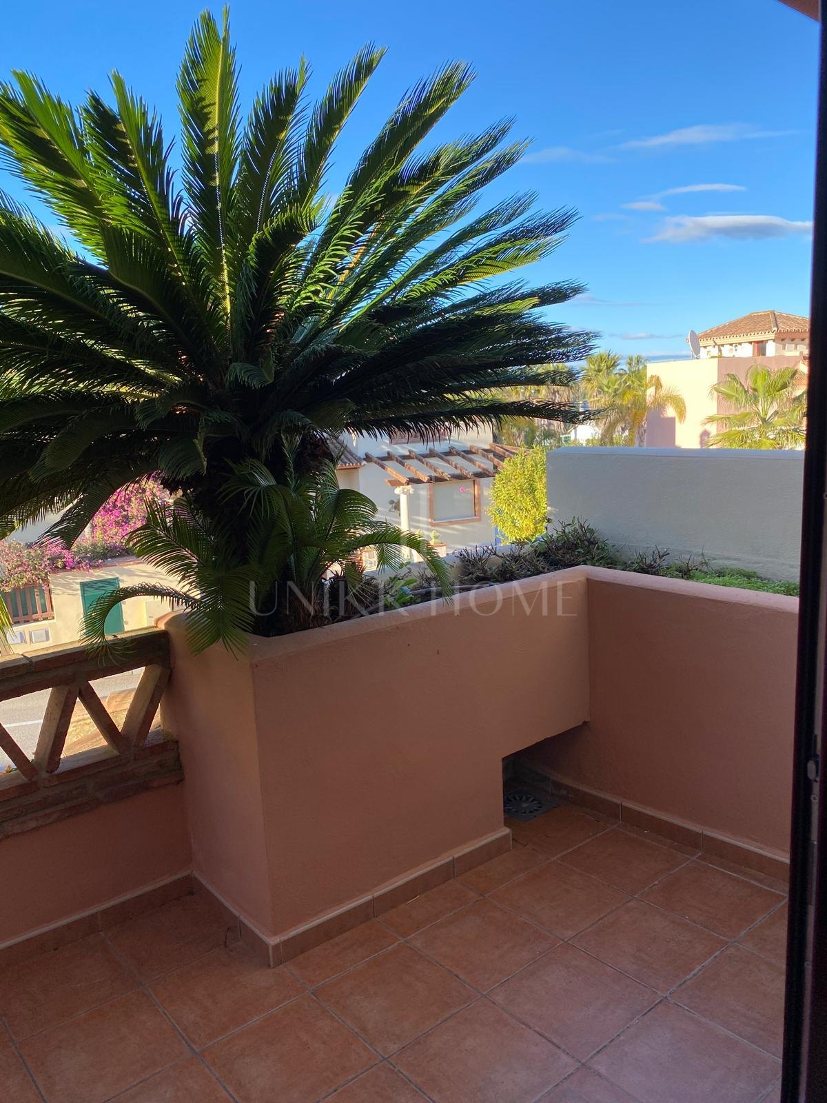 Discover this impressive townhouse in private urbanisation Coín