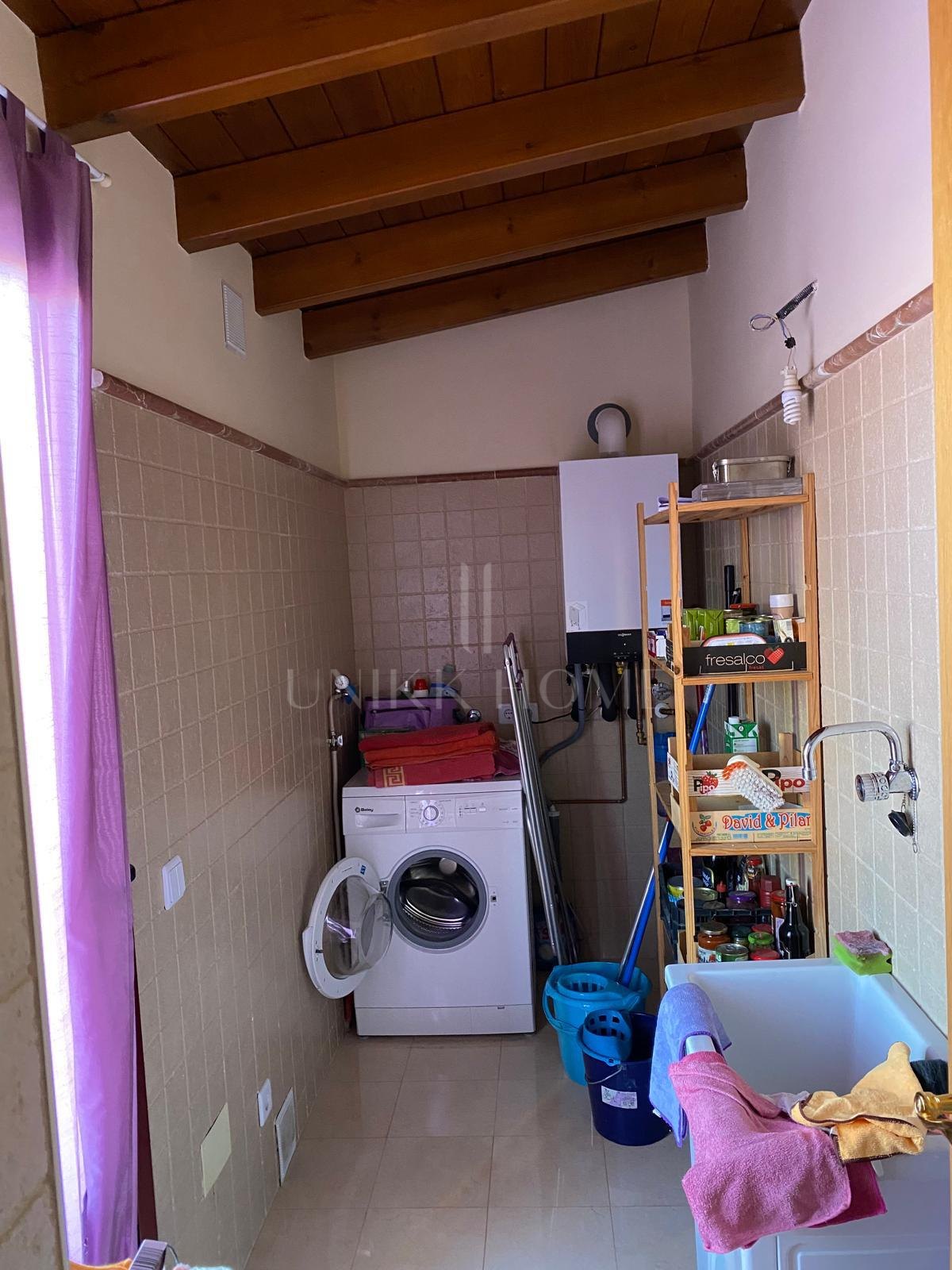 Discover this impressive townhouse in private urbanisation Coín