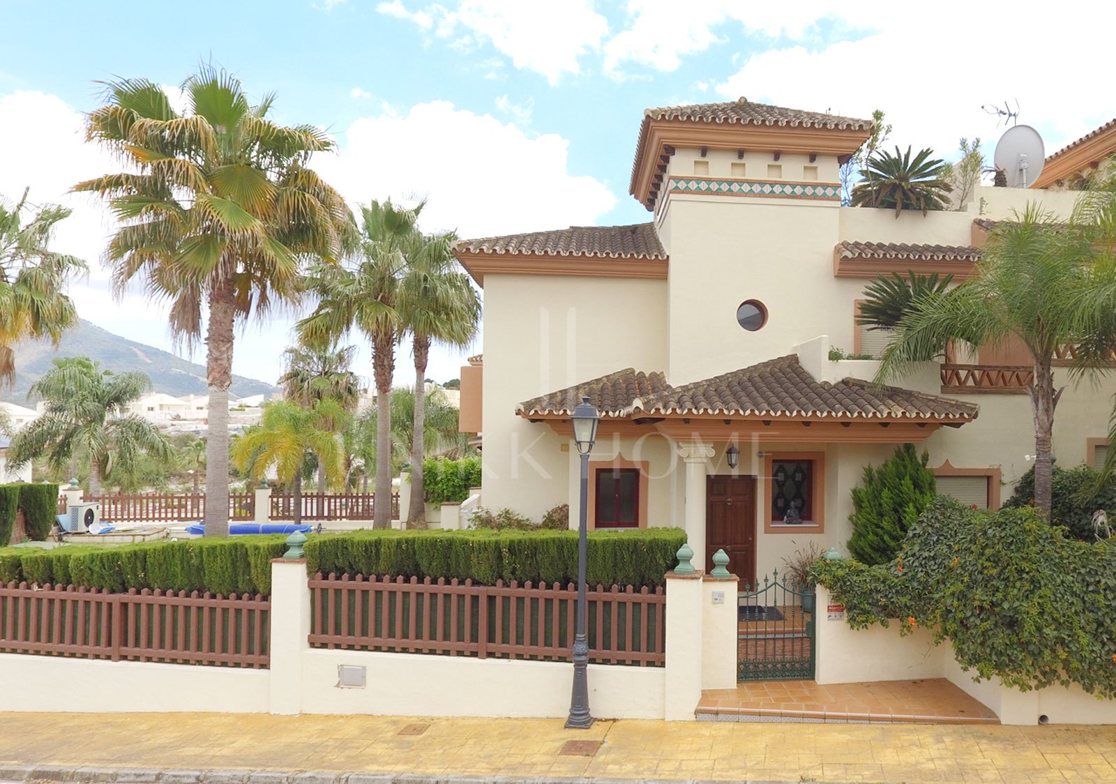 Discover this impressive townhouse in private urbanisation Coín