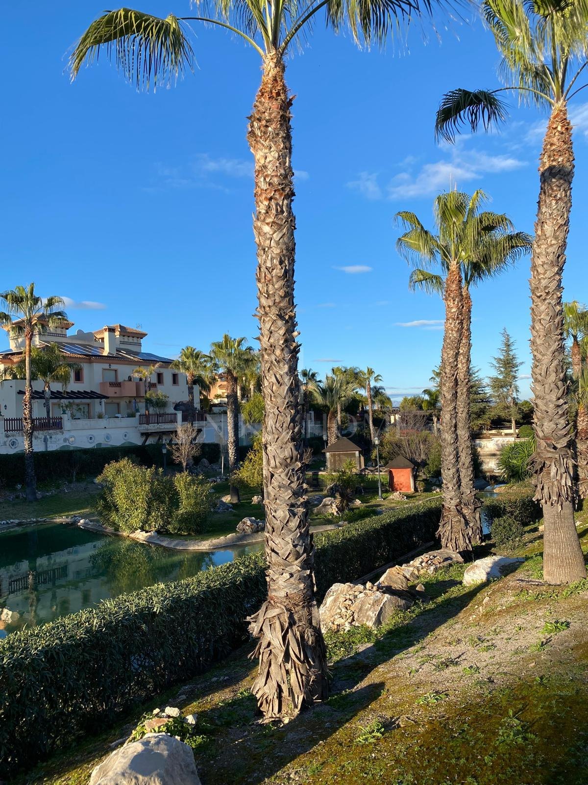 Discover this impressive townhouse in private urbanisation Coín