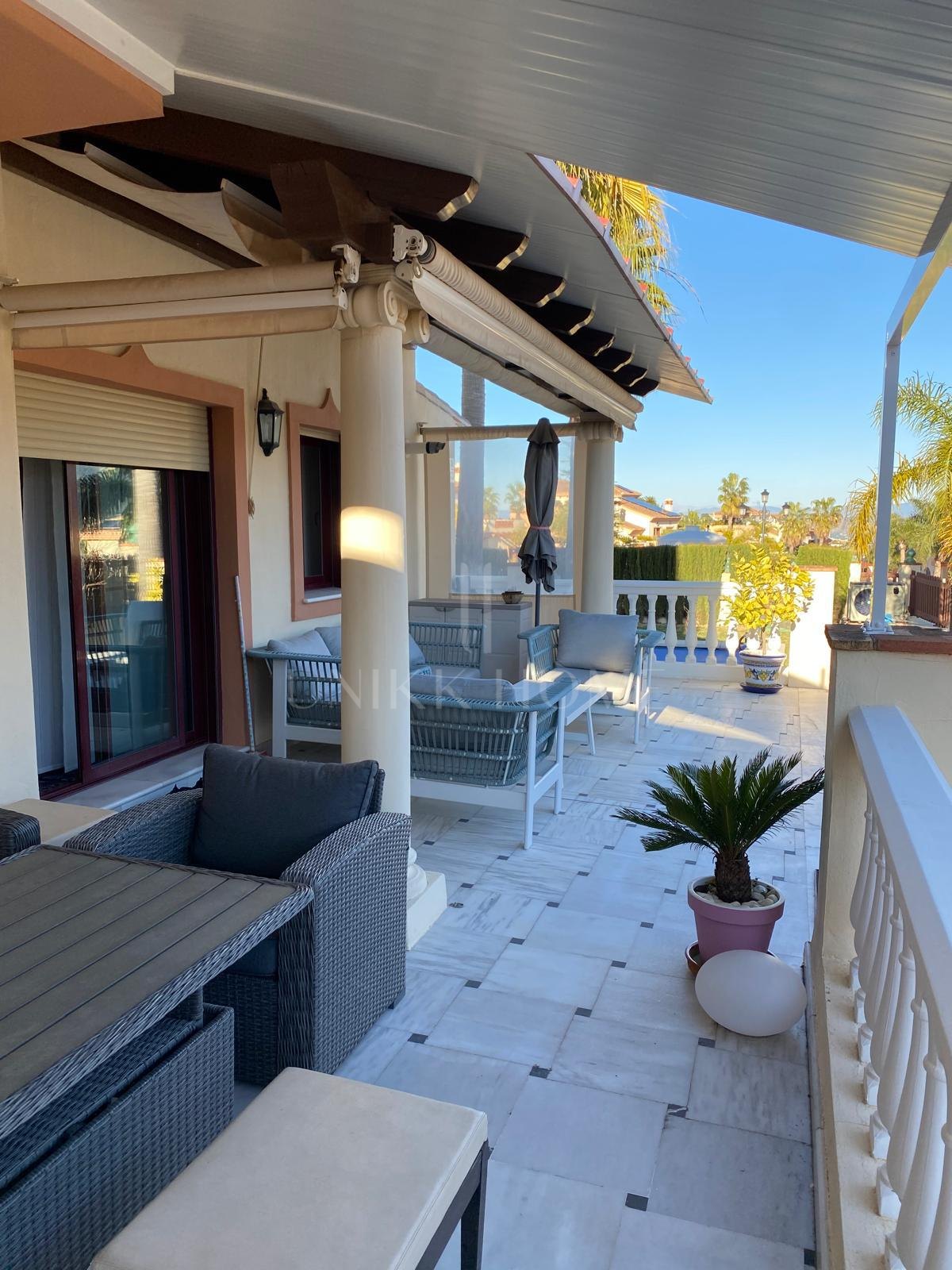 Discover this impressive townhouse in private urbanisation Coín