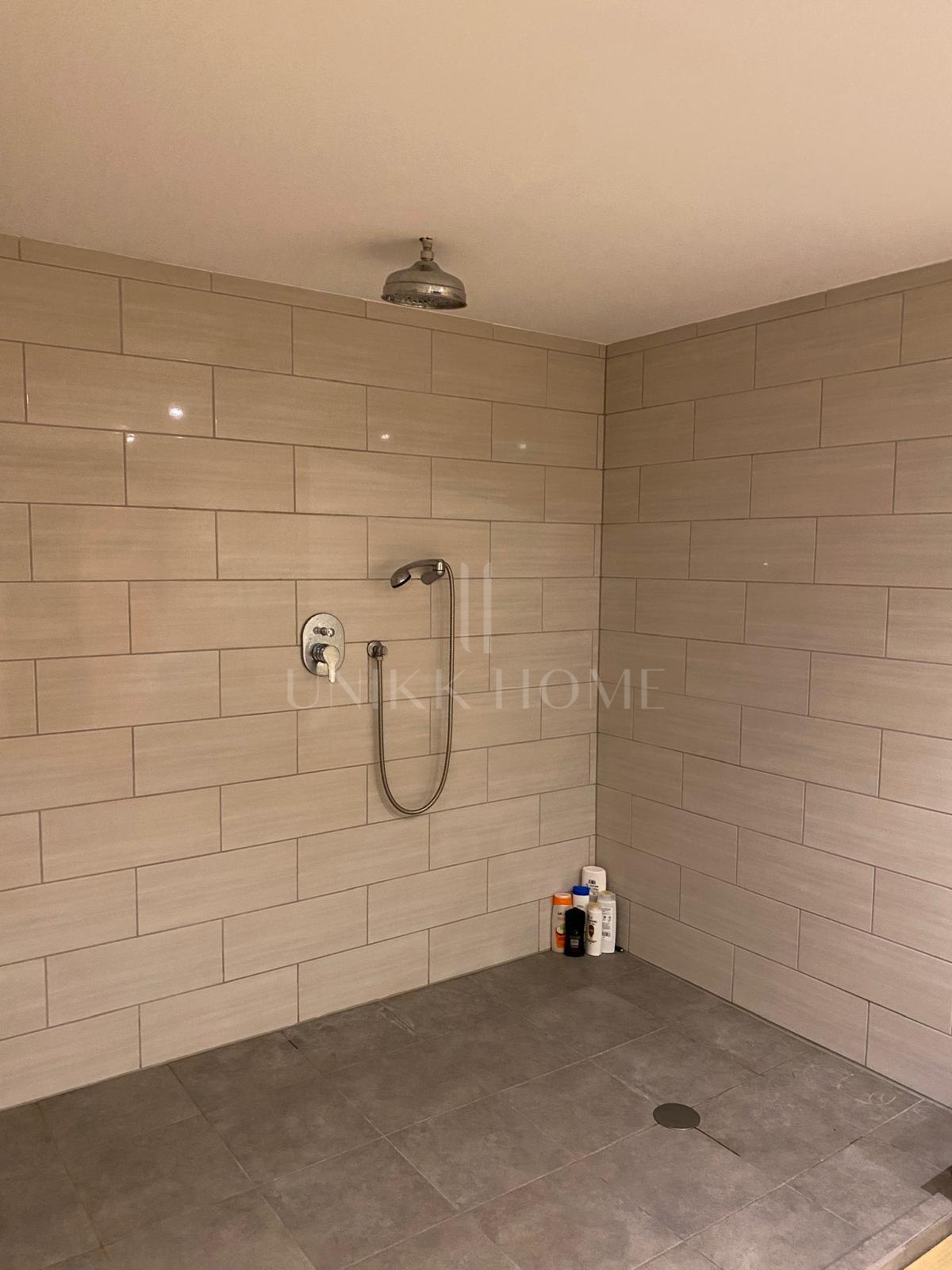 Discover this impressive townhouse in private urbanisation Coín