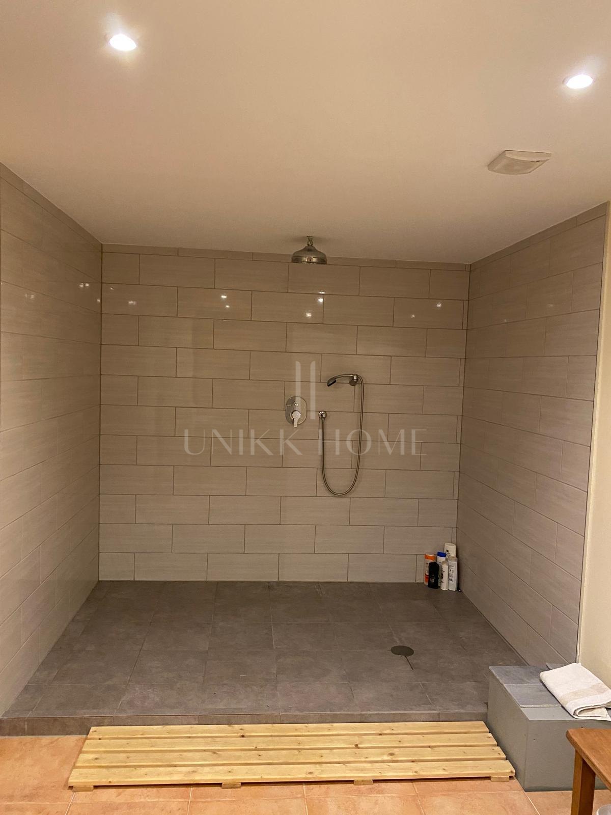 Discover this impressive townhouse in private urbanisation Coín