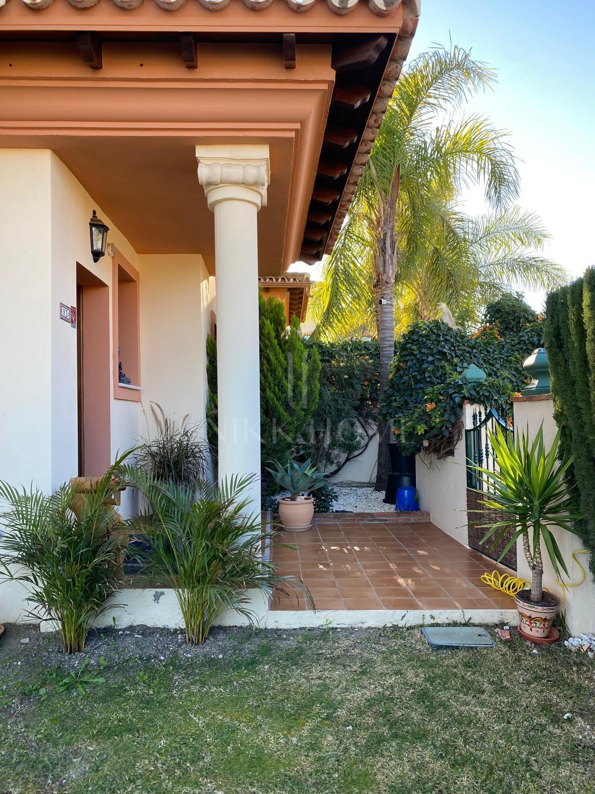 Discover this impressive townhouse in private urbanisation Coín