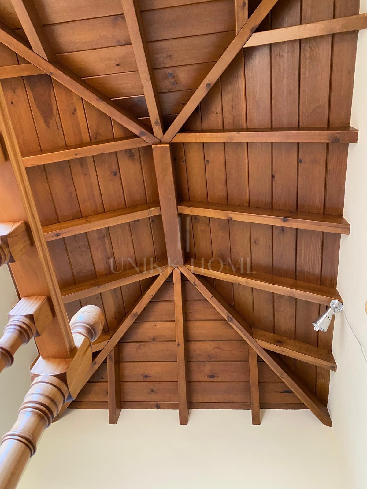 Discover this impressive townhouse in private urbanisation Coín